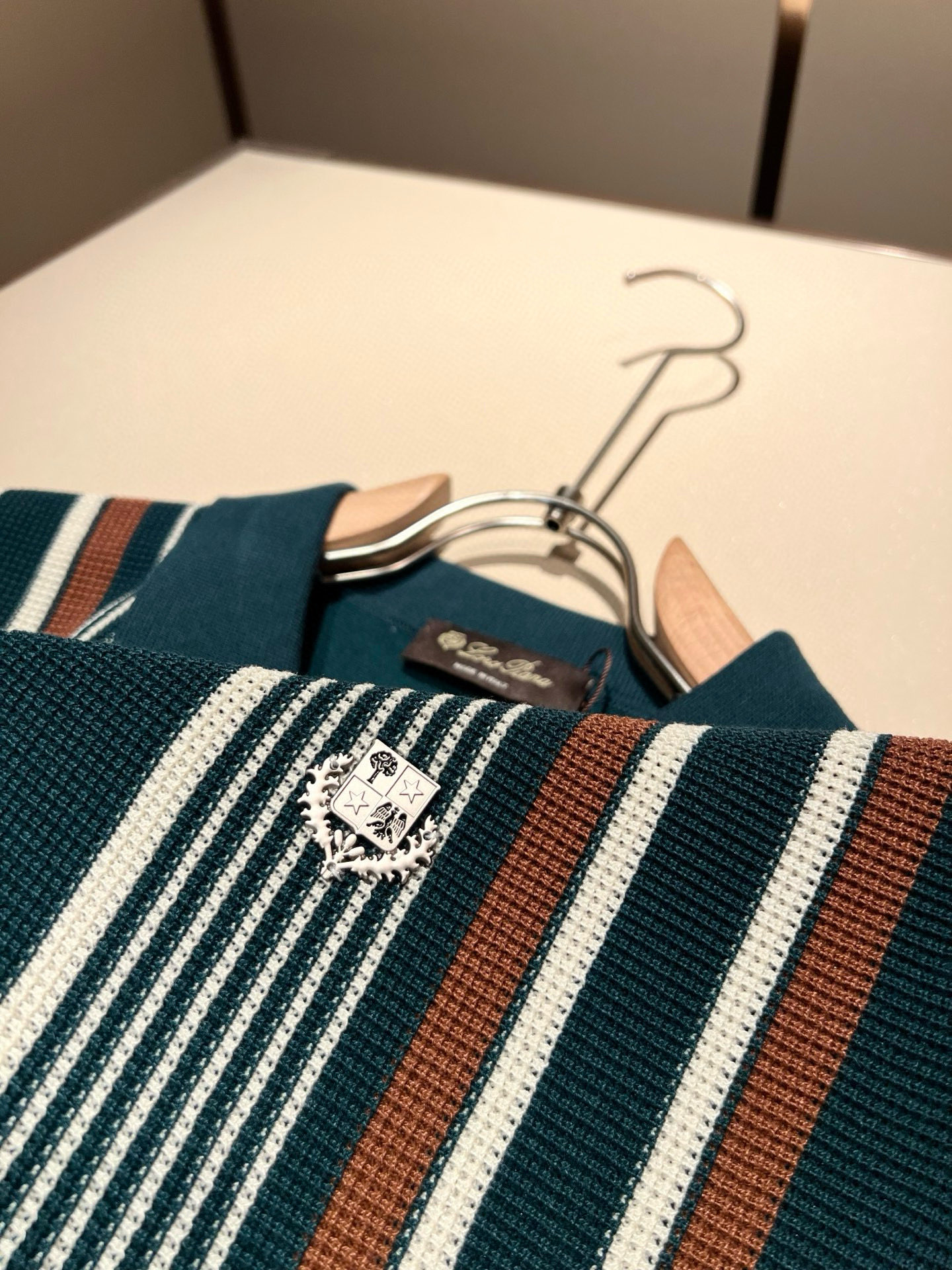 Loro Piana诺悠翩雅 2025春夏男士最新的贸易订单翻领针织短袖T恤，全品相！！上身舒适透气，不