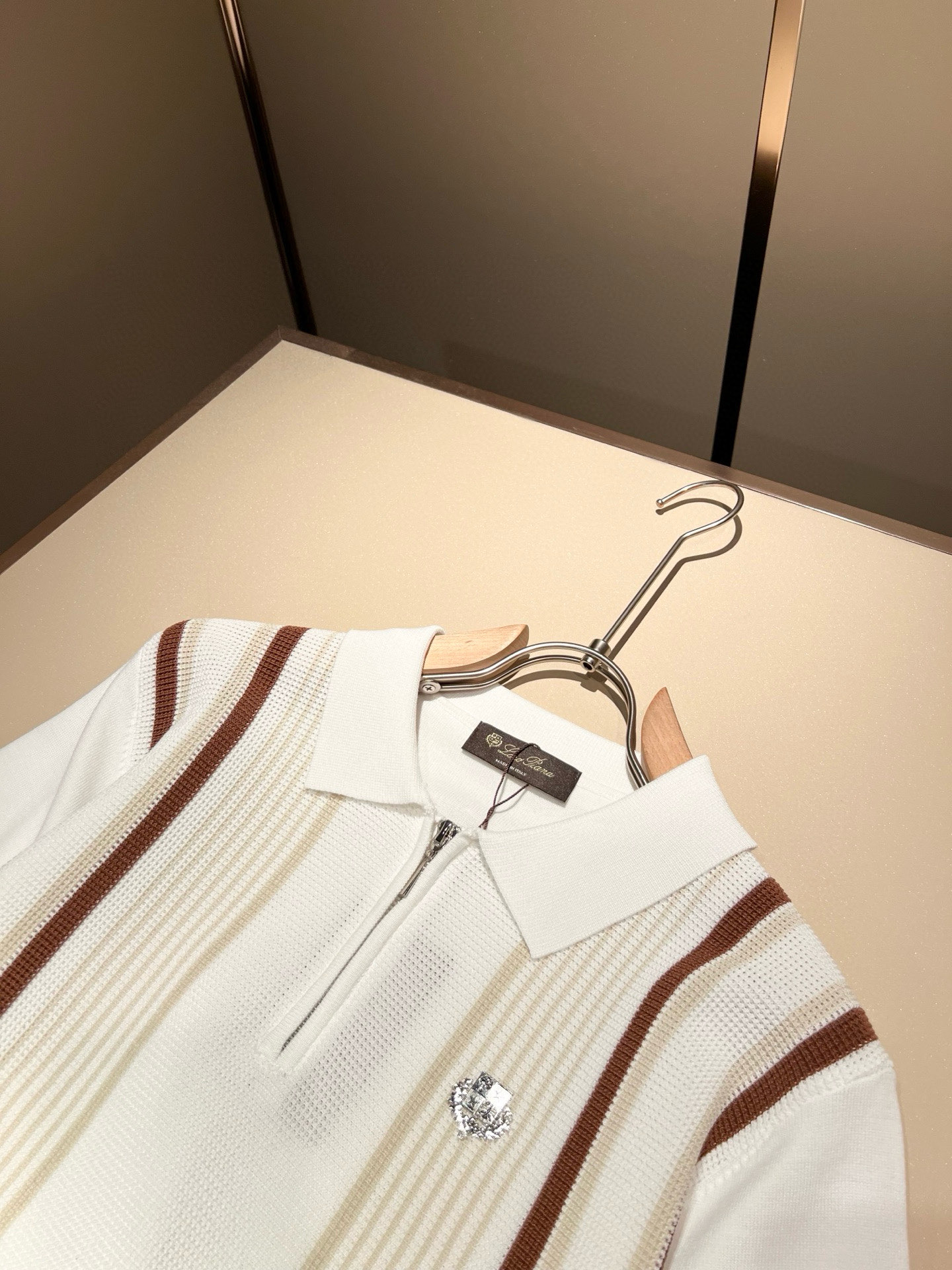 Loro Piana诺悠翩雅 2025早春男士最新的贸易订单翻领针织短袖T恤，全品相！！上身舒适透气，不