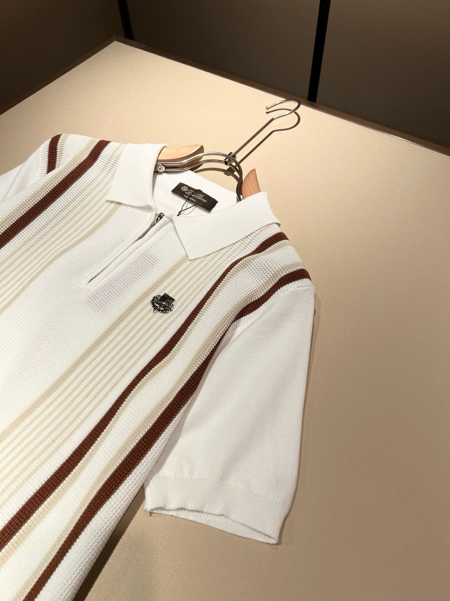 Loro Piana诺悠翩雅 2025早春男士最新的贸易订单翻领针织短袖T恤，全品相！！上身舒适透气，不