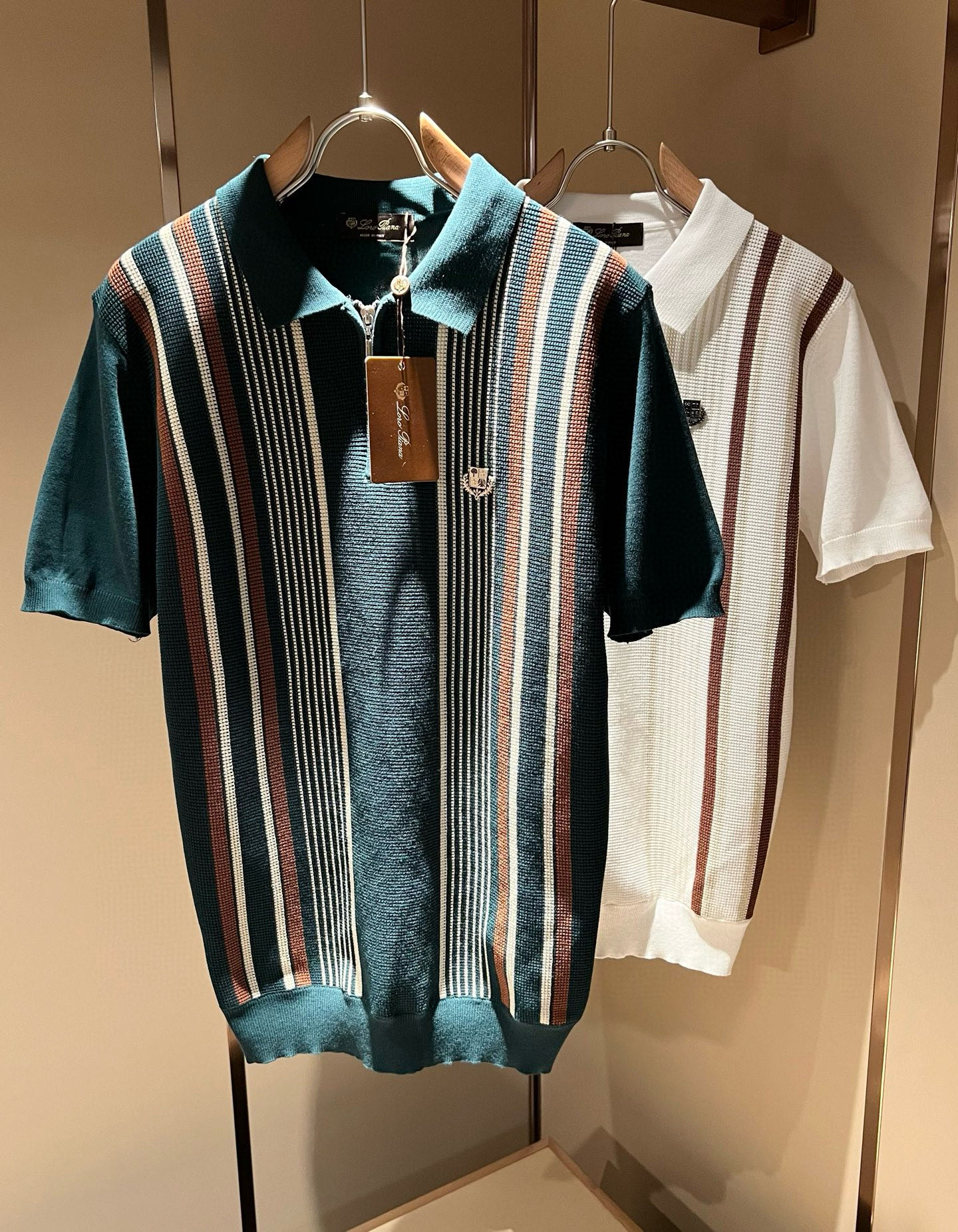 NO:519674,Loro Piana Nouyou Pianya 2025 Early Spring Men's Lapel Knitted Short Sleeve T-shirt, Full Quality!  !  The upper body is comfortable and breathable, not stiff, and the overall body has a rich three-dimensional feeling, quality export orders, and chest hardware logo pattern design!  Customized exclusive knitted fabric tailoring to meet the simple needs of commuters for dressing. The upper body works well, looks slim and is not picky about the figure. The fabric workmanship is impeccable. Only good craftsmanship and good fabrics can make you feel good. It is a must-have item for everyone!  Size M-3XL, loro piana, T-shirt,tees, t-shirt,alexander wang19860909Loro Piana诺悠翩雅 2025早春男士最新的贸易订单翻领针织短袖T恤,全品相！！上身舒适透气,不僵硬,整体有着丰富的立体感,品质出口订单,胸前五金logo图案设计！定制专属针织面料剪裁,满足通勤人们对于着装的简约需求,上身效果很好,显瘦,不挑剔身材.面料做工....无可挑剔,好工艺好面料才能穿出好品味一款,人手必备单品！尺码M-3XL,,loro piana,T-shirt,tees，t-shirt,alexander wang,Men's clothing