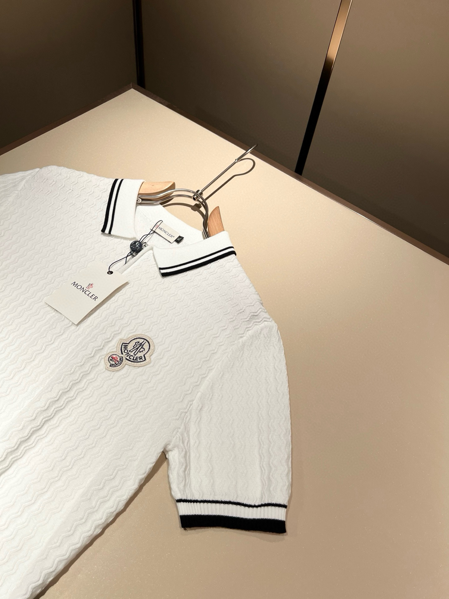 Moncler蒙家 2025春夏最新的贸易订单针织短袖T恤，全品相！！网红款！工艺采用胸前徽章设计！上身