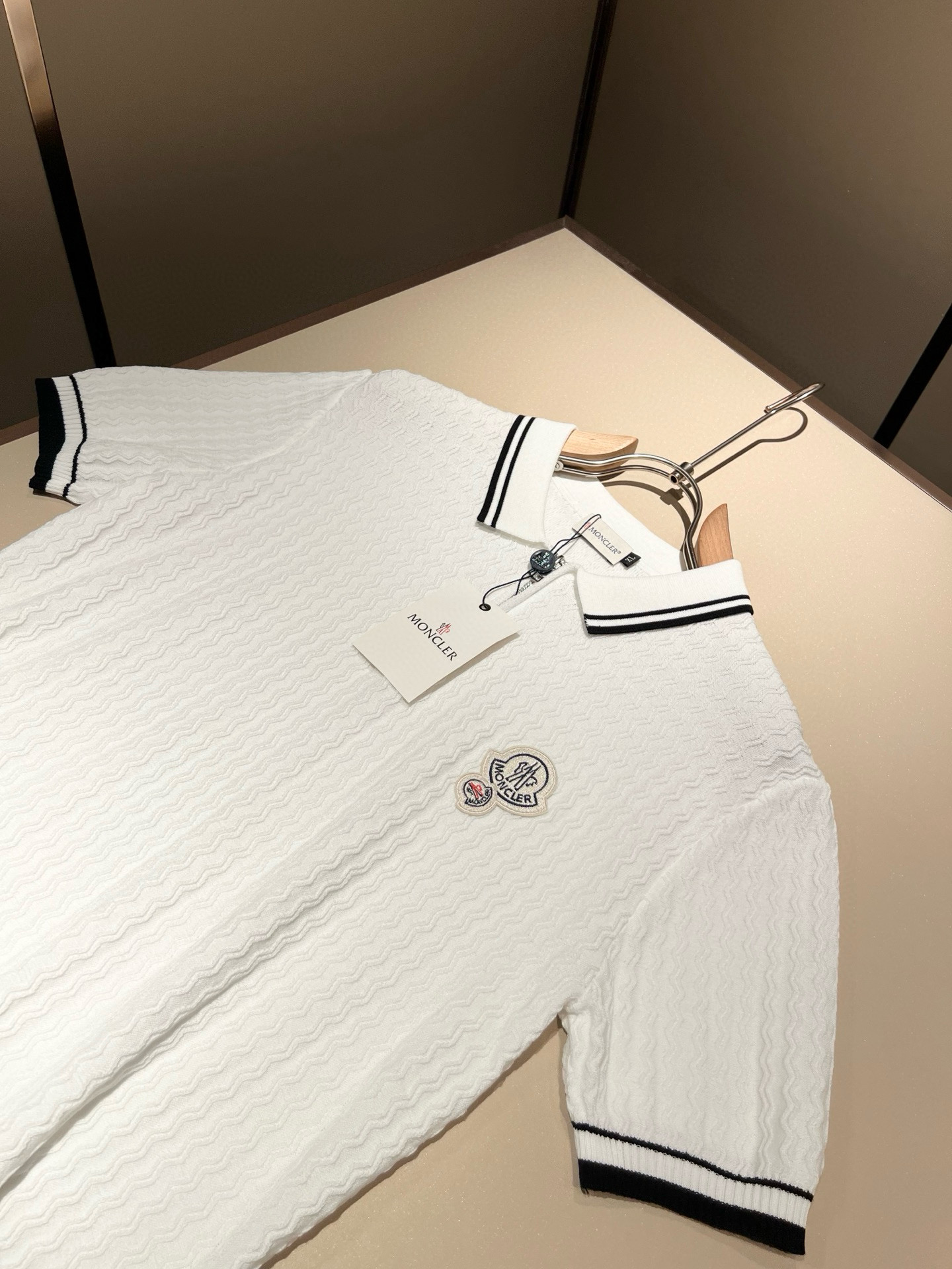Moncler蒙家 2025春夏最新的贸易订单针织短袖T恤，全品相！！网红款！工艺采用胸前徽章设计！上身