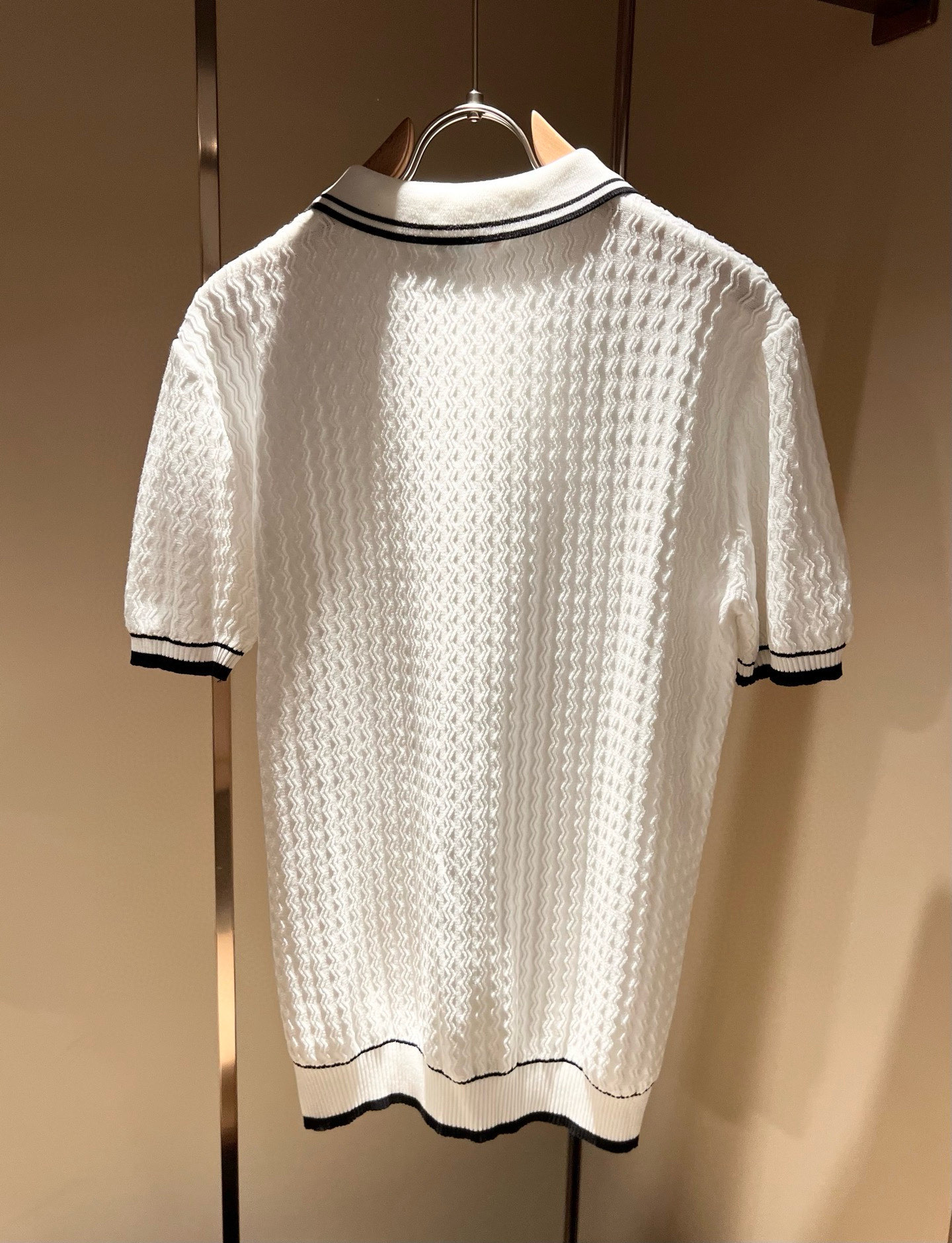 Moncler蒙家 2025春夏最新的贸易订单针织短袖T恤，全品相！！网红款！工艺采用胸前徽章设计！上身