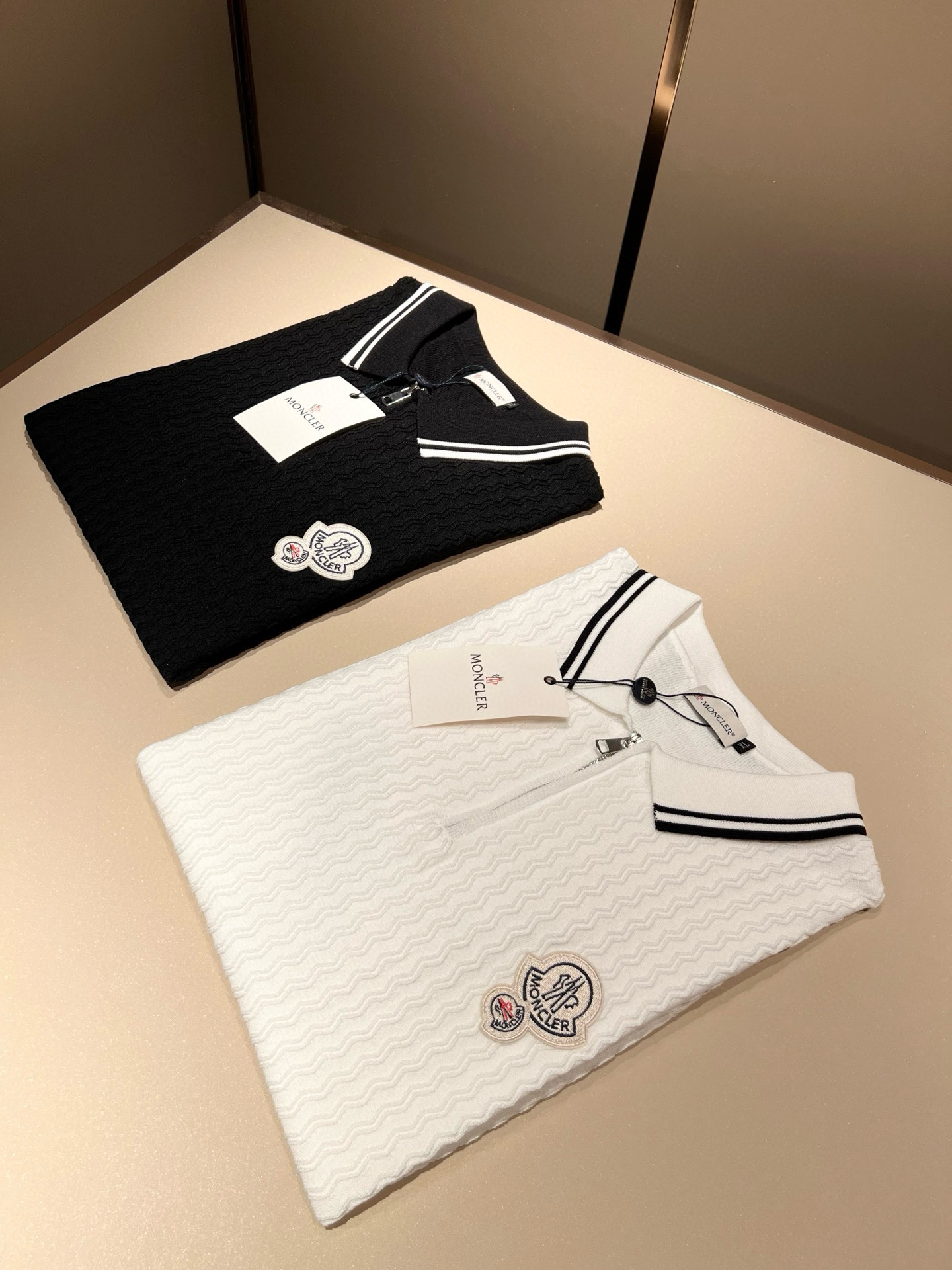 Moncler蒙家 2025春夏最新的贸易订单针织短袖T恤，全品相！！网红款！工艺采用胸前徽章设计！上身