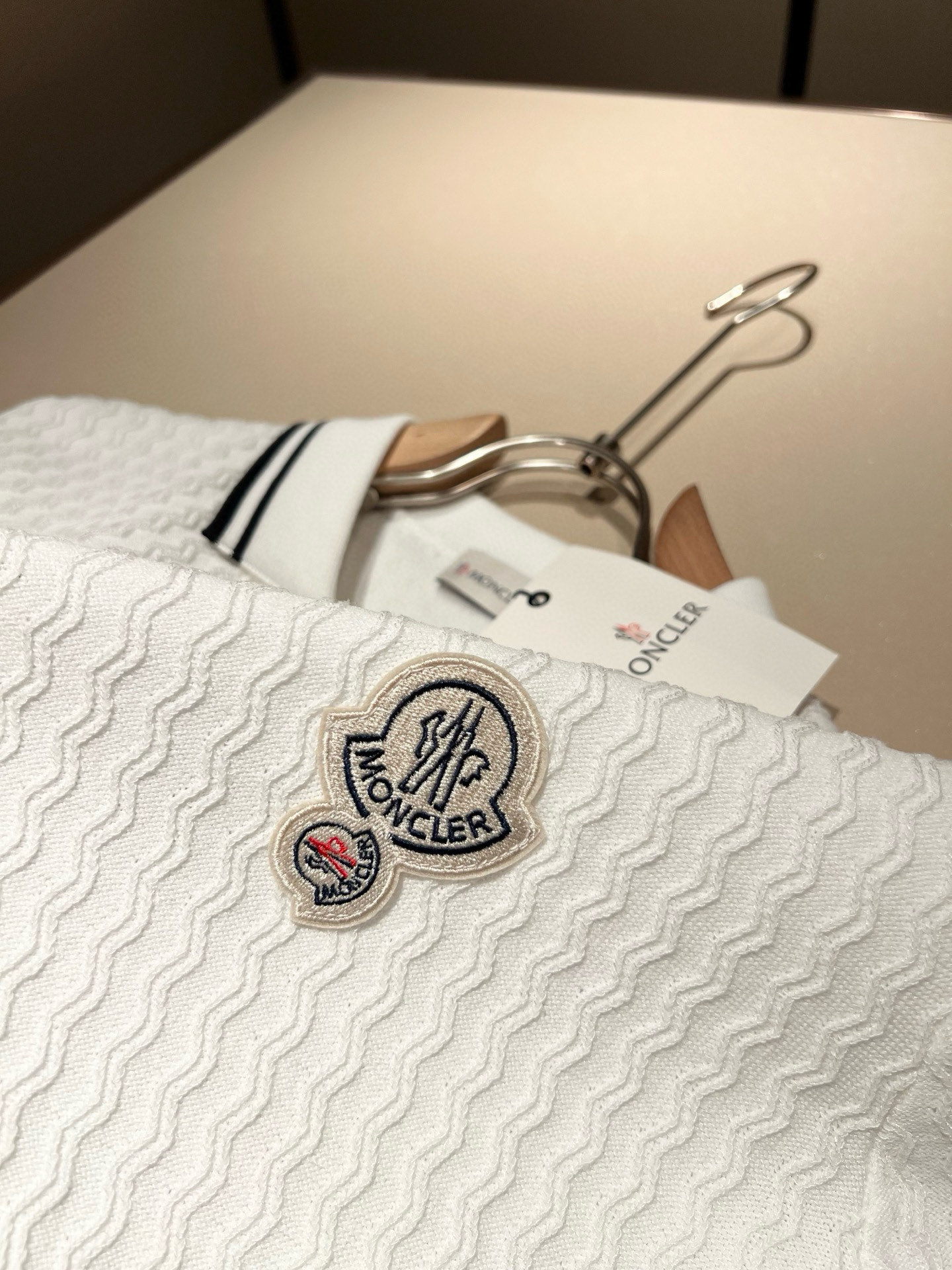 Moncler蒙家 2025春夏最新的贸易订单针织短袖T恤，全品相！！网红款！工艺采用胸前徽章设计！上身