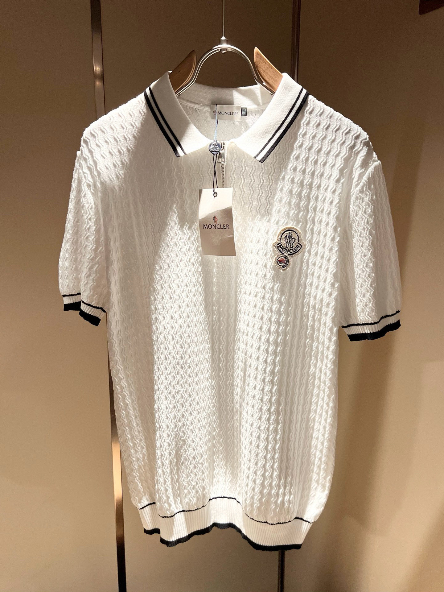 Moncler蒙家 2025春夏最新的贸易订单针织短袖T恤，全品相！！网红款！工艺采用胸前徽章设计！上身