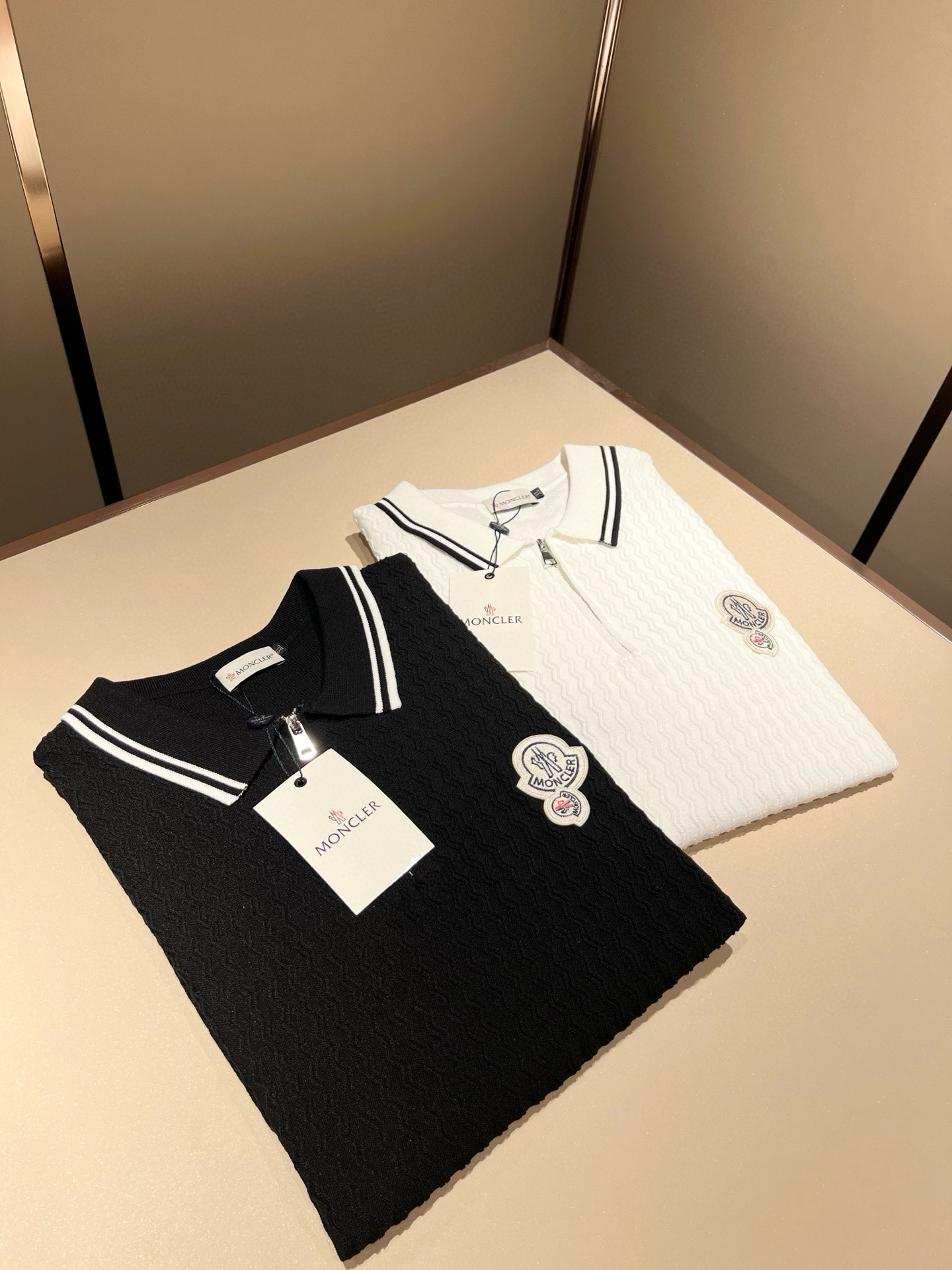 Moncler蒙家 2025春夏最新的贸易订单针织短袖T恤，全品相！！网红款！工艺采用胸前徽章设计！上身