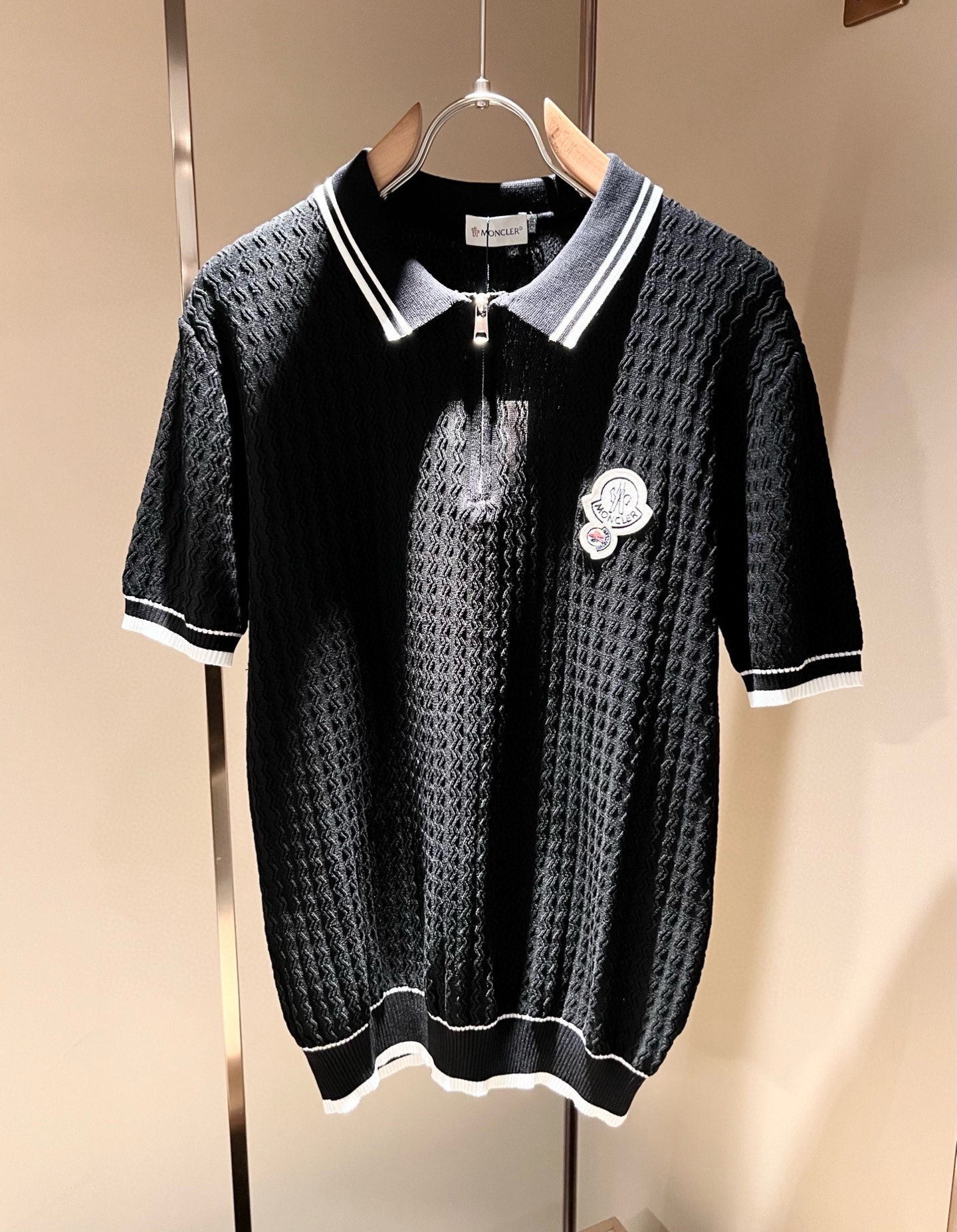 Moncler蒙家 2025春夏最新的贸易订单针织短袖T恤，全品相！！网红款！工艺采用胸前徽章设计！上身