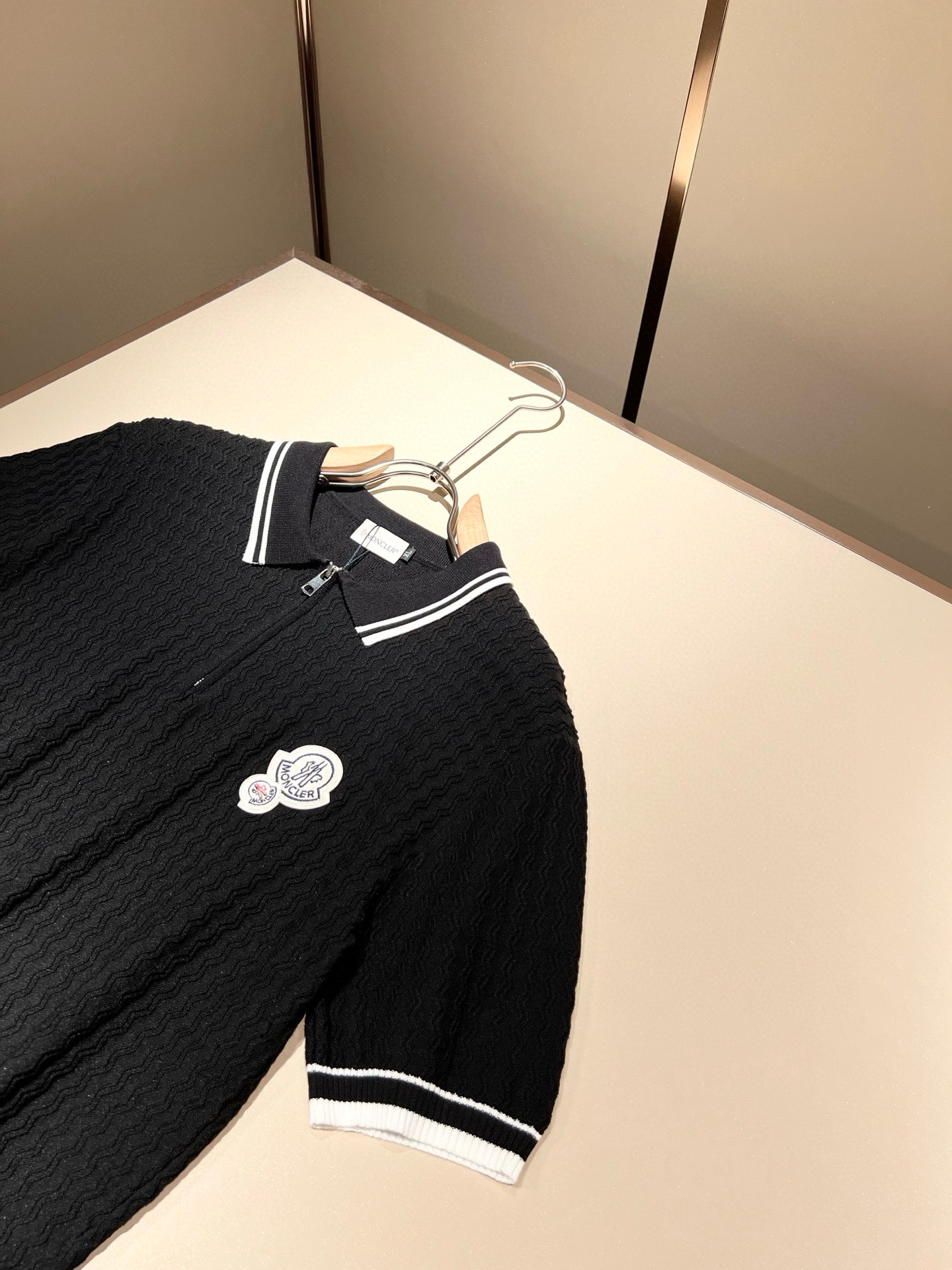 Moncler蒙家 2025春夏最新的贸易订单针织短袖T恤，全品相！！网红款！工艺采用胸前徽章设计！上身