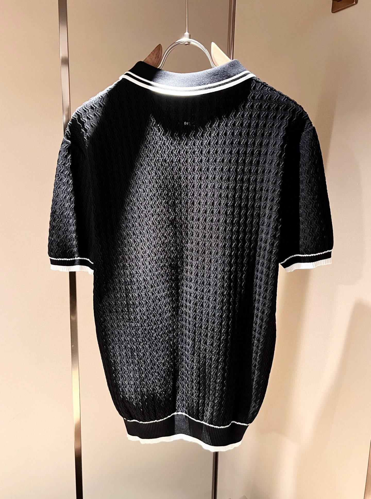 Moncler蒙家 2025春夏最新的贸易订单针织短袖T恤，全品相！！网红款！工艺采用胸前徽章设计！上身