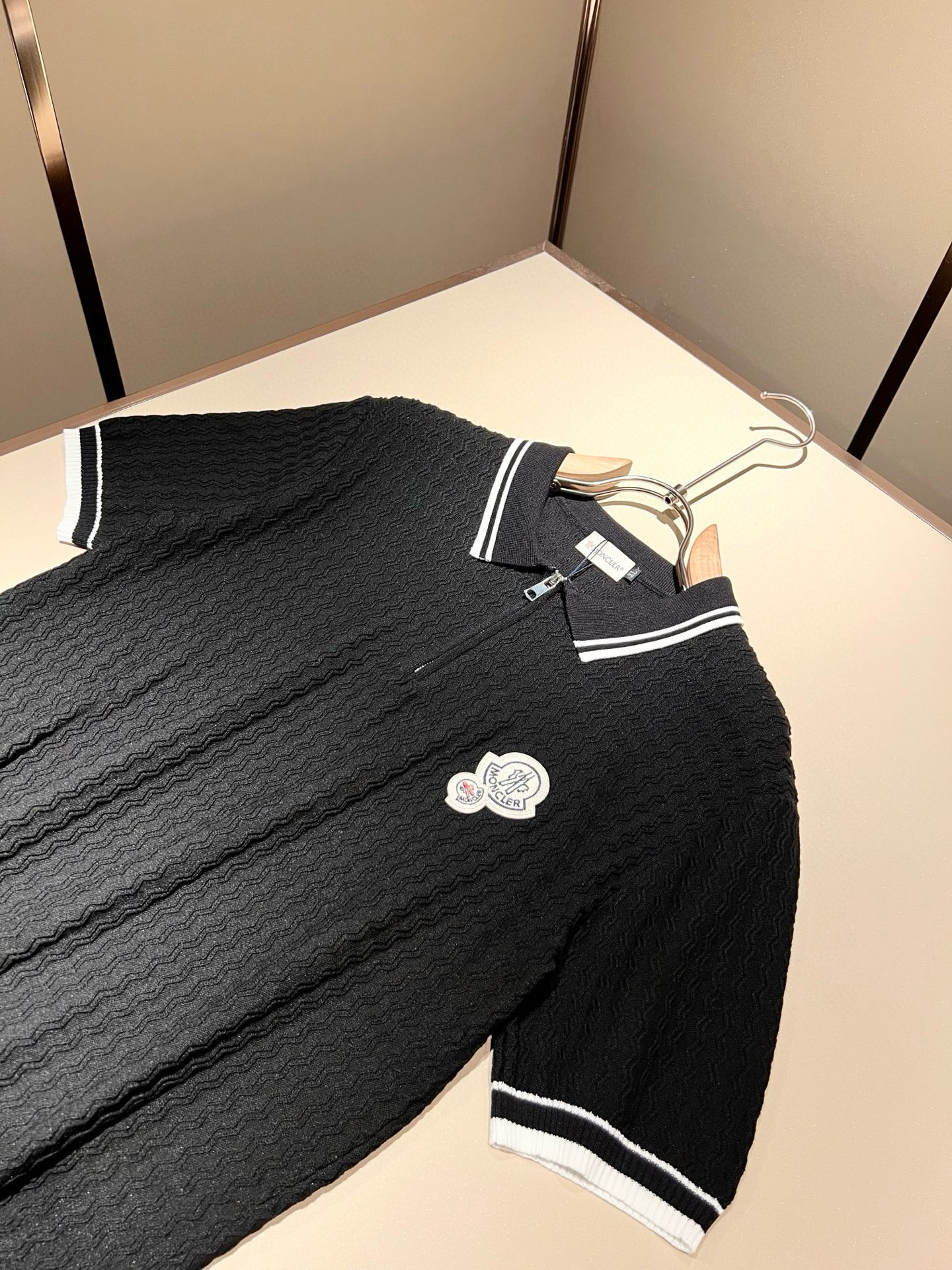 Moncler蒙家 2025春夏最新的贸易订单针织短袖T恤，全品相！！网红款！工艺采用胸前徽章设计！上身