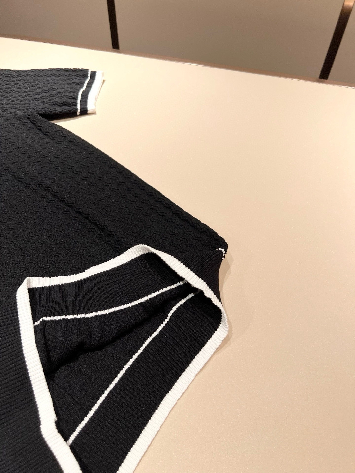 Moncler蒙家 2025春夏最新的贸易订单针织短袖T恤，全品相！！网红款！工艺采用胸前徽章设计！上身