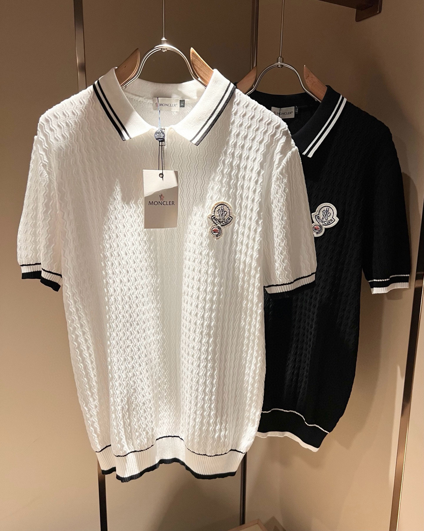 NO:519678,Moncler Mengjia's latest trade order knitted short-sleeved T-shirt in spring and summer 2025, full quality!  !  Internet celebrity style!  The craftsmanship adopts a chest badge design!  The upper body is comfortable and breathable, not stiff, and the overall body has a rich three-dimensional feeling, quality export orders, and chest logo pattern badge design!  Customized knitted fabric tailoring meets the simple needs of commuters for dressing. The upper body works well, looks slim and is not picky about the figure. The fabric workmanship is impeccable. Only good craftsmanship can make you look good and tasteful. It is a must-have item for everyone!  Size M-4XL, T-shirt,tees,t-shirt,alexander wang19860909Moncler蒙家 2025春夏最新的贸易订单针织短袖T恤,全品相！！网红款！工艺采用胸前徽章设计！上身舒适透气,不僵硬,整体有着丰富的立体感,品质出口订单,胸前logo图案徽章设计！定制针织面料剪裁,满足通勤人们对于着装的简约需求,上身效果很好,显瘦,不挑剔身材.面料做工....无可挑剔,好工艺好面料才能穿出好品味一款,人手必备单品！尺码M-4XL,,T-shirt,tees，t-shirt,alexander wang,Men's clothing