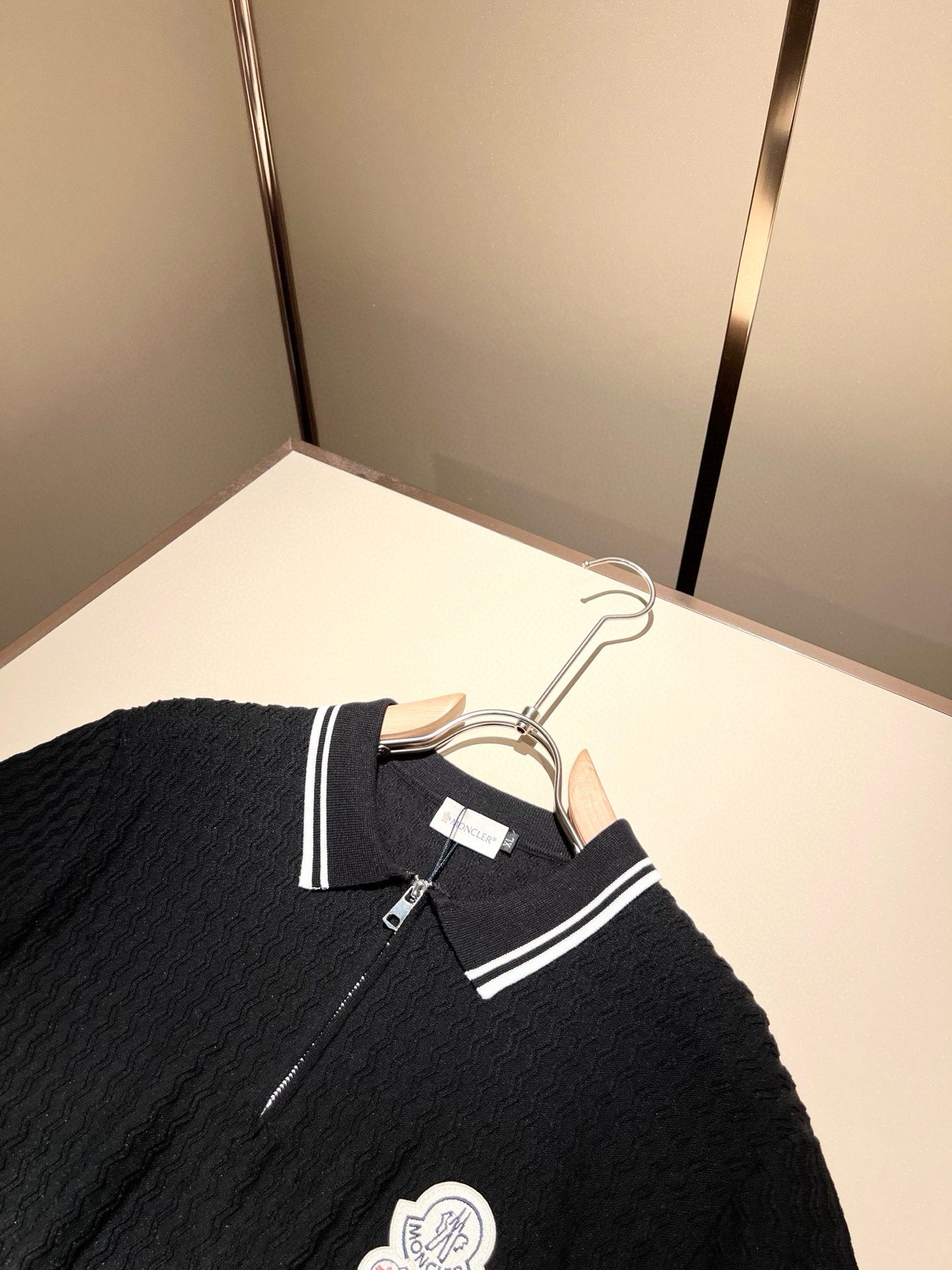 Moncler蒙家 2025春夏最新的贸易订单针织短袖T恤，全品相！！网红款！工艺采用胸前徽章设计！上身