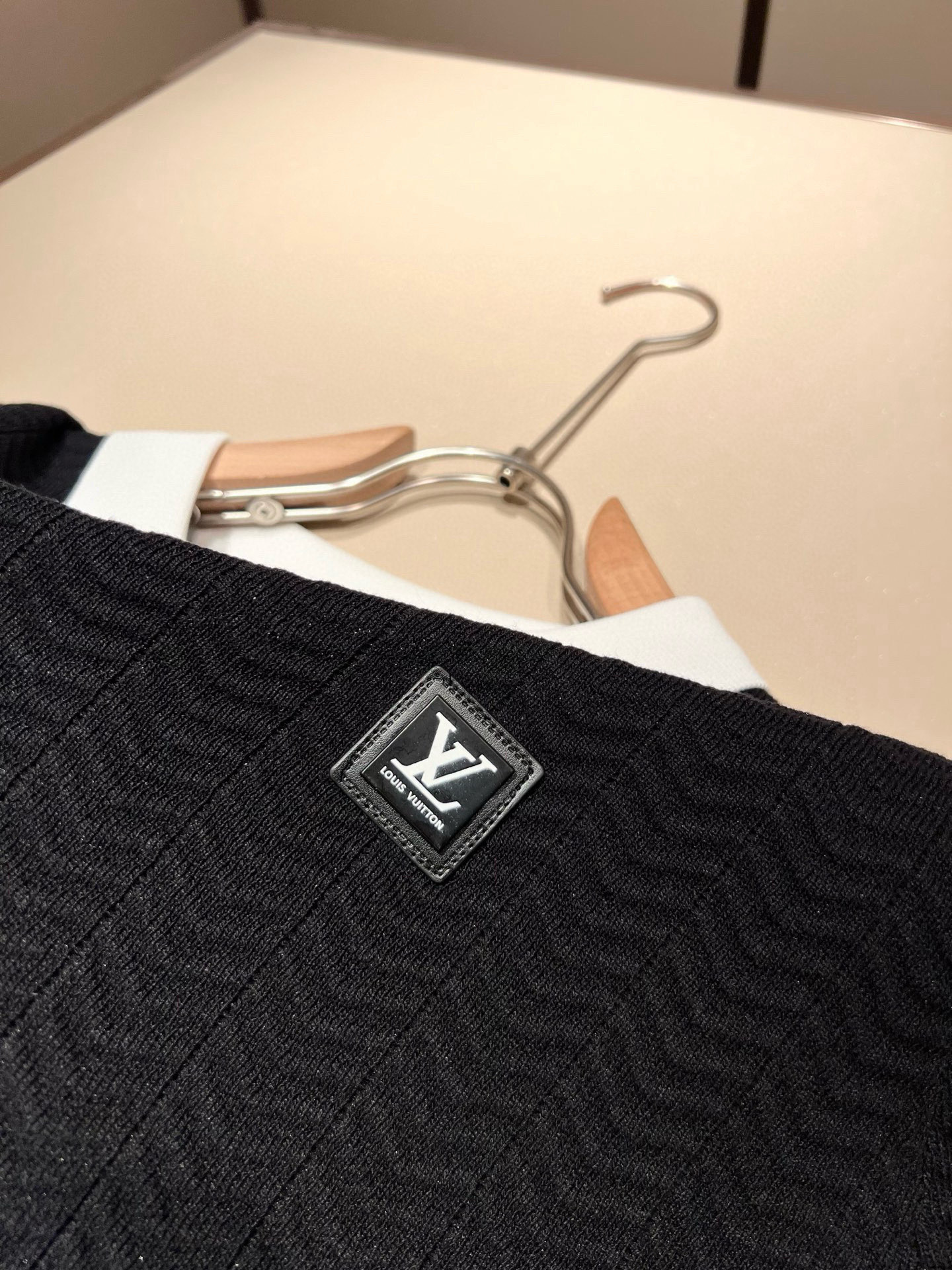 Louis Vuit*on 2025春夏路易家族轻奢翻领针织短袖！路易家族的新高端，细节品质永远的那么完