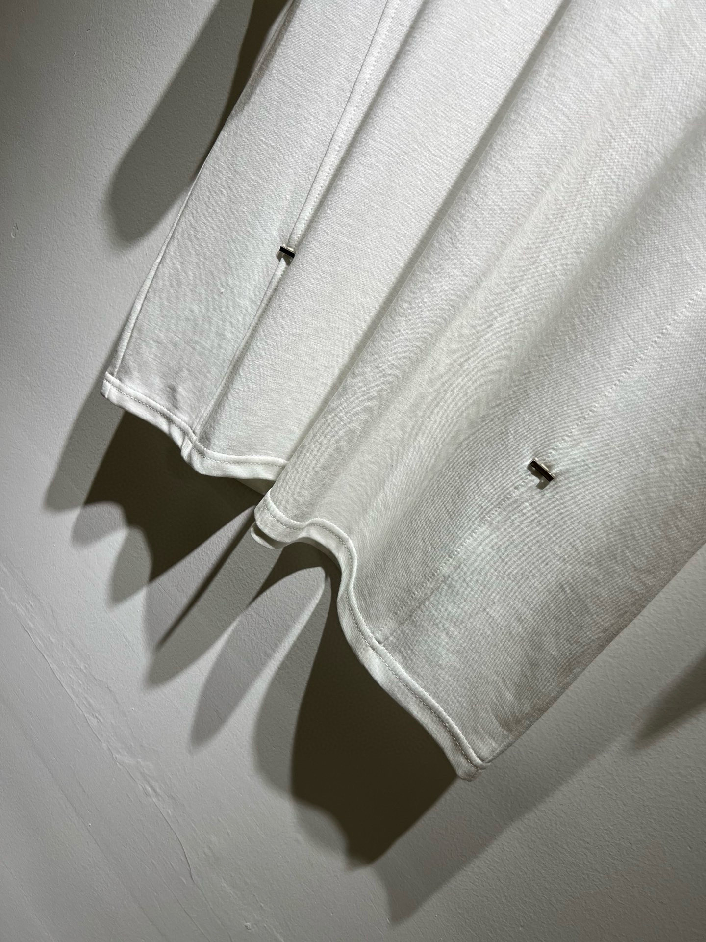 PRAD*A普*达2025春夏新款短袖T恤，最新款全网独家首上！！~既经典有时尚百搭，谁不爱啊，将经典再