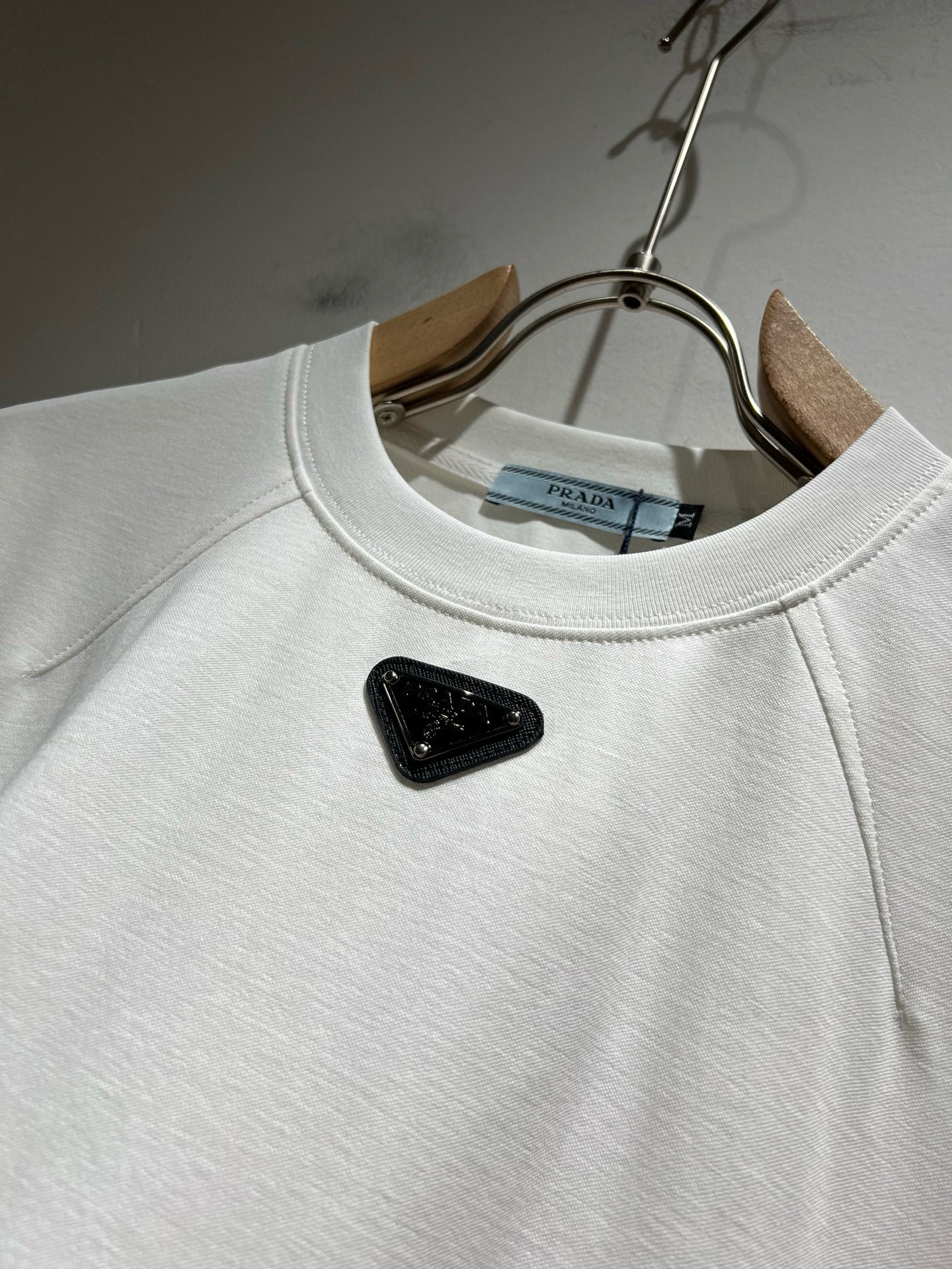 PRAD*A普*达2025春夏新款短袖T恤，最新款全网独家首上！！~既经典有时尚百搭，谁不爱啊，将经典再