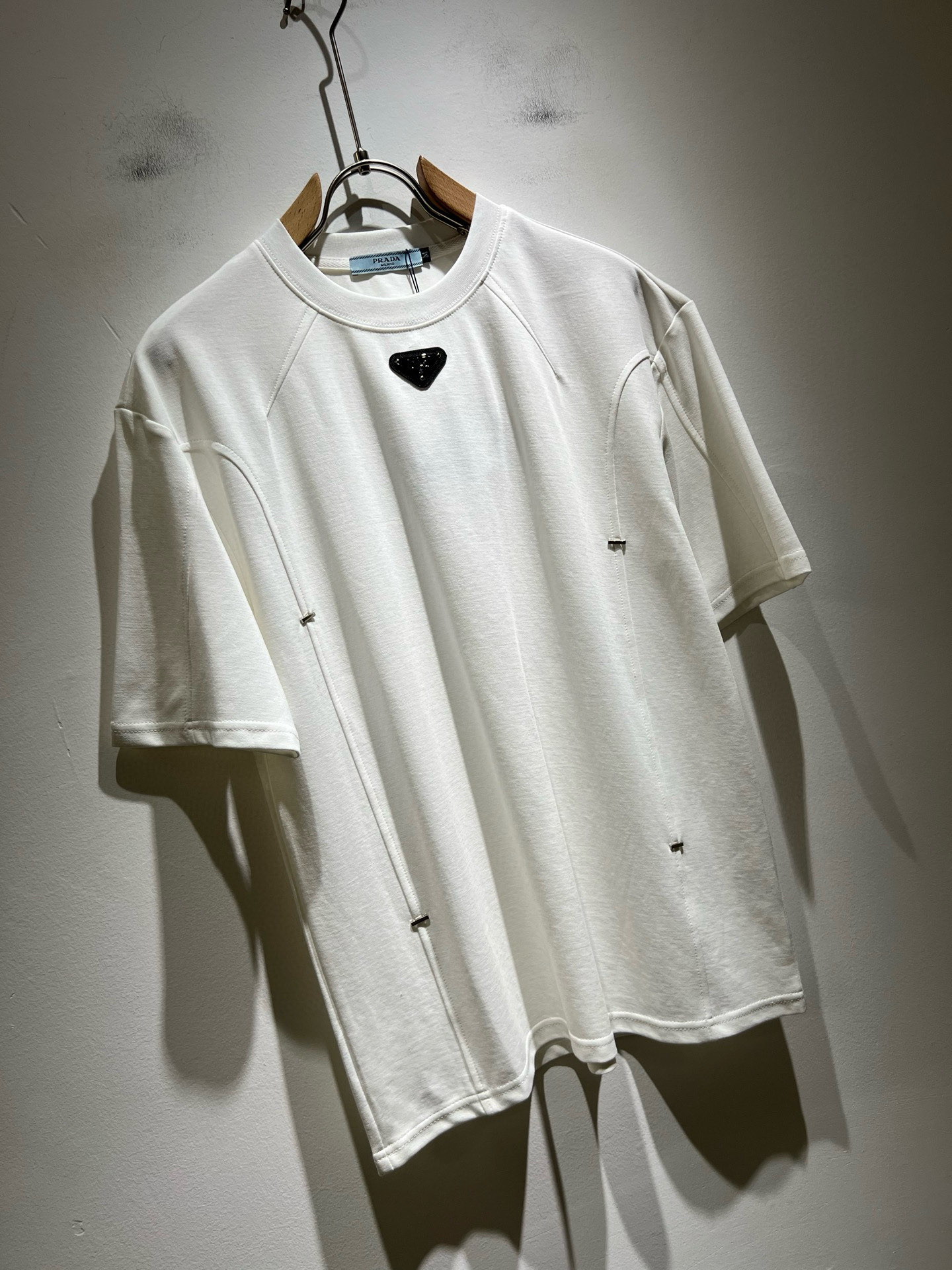 PRAD*A普*达2025春夏新款短袖T恤，最新款全网独家首上！！~既经典有时尚百搭，谁不爱啊，将经典再