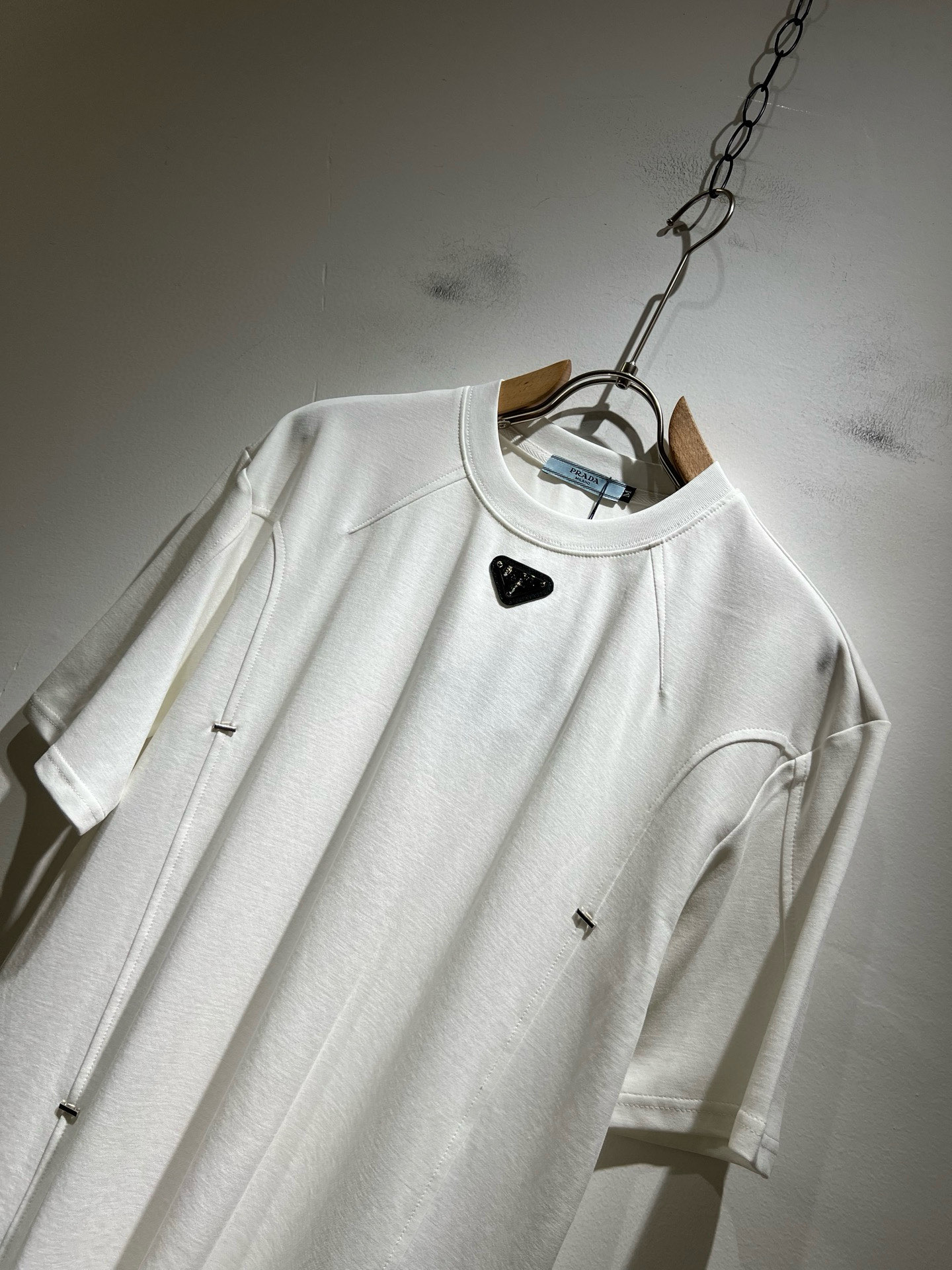 PRAD*A普*达2025春夏新款短袖T恤，最新款全网独家首上！！~既经典有时尚百搭，谁不爱啊，将经典再