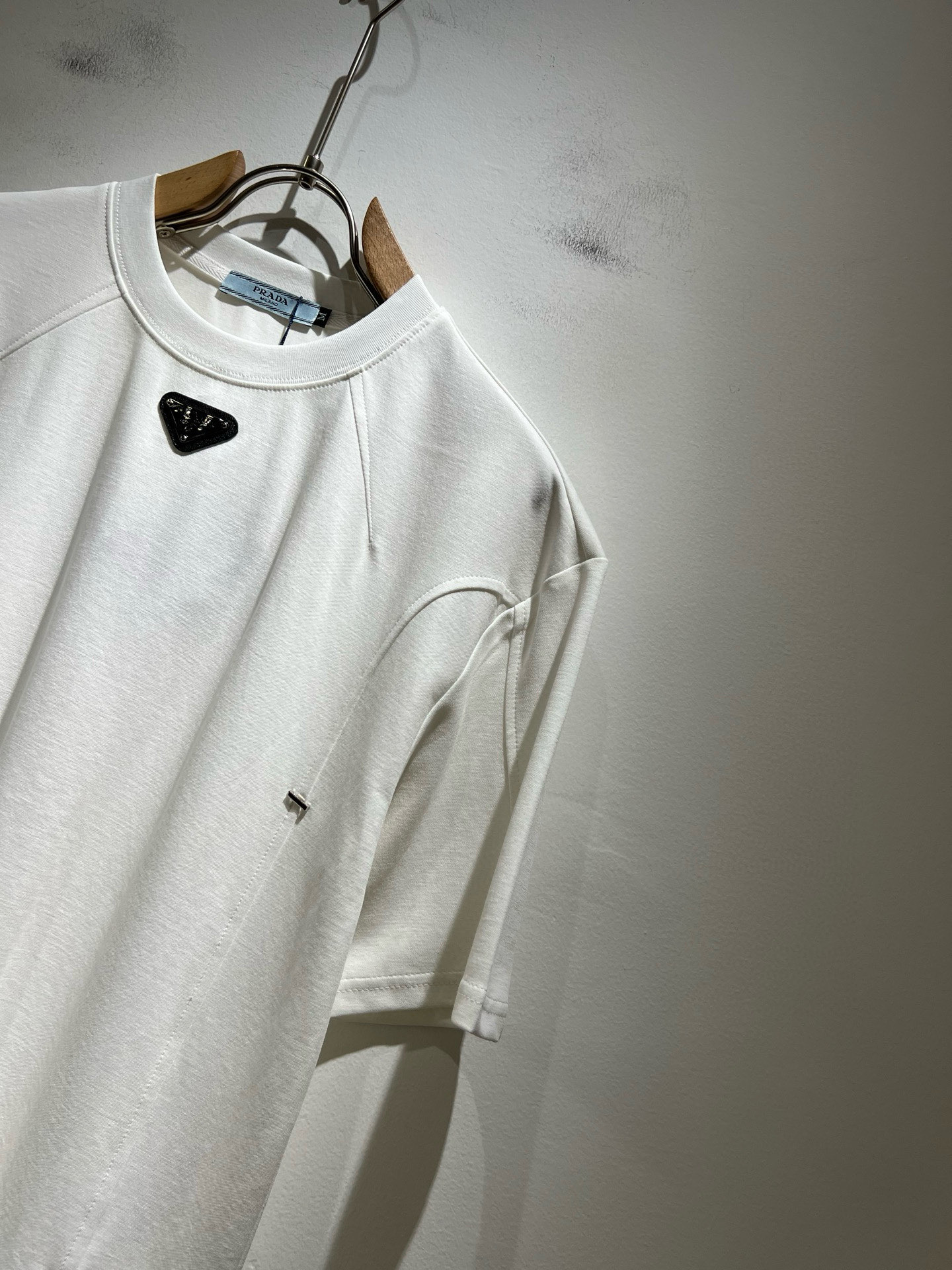 PRAD*A普*达2025春夏新款短袖T恤，最新款全网独家首上！！~既经典有时尚百搭，谁不爱啊，将经典再