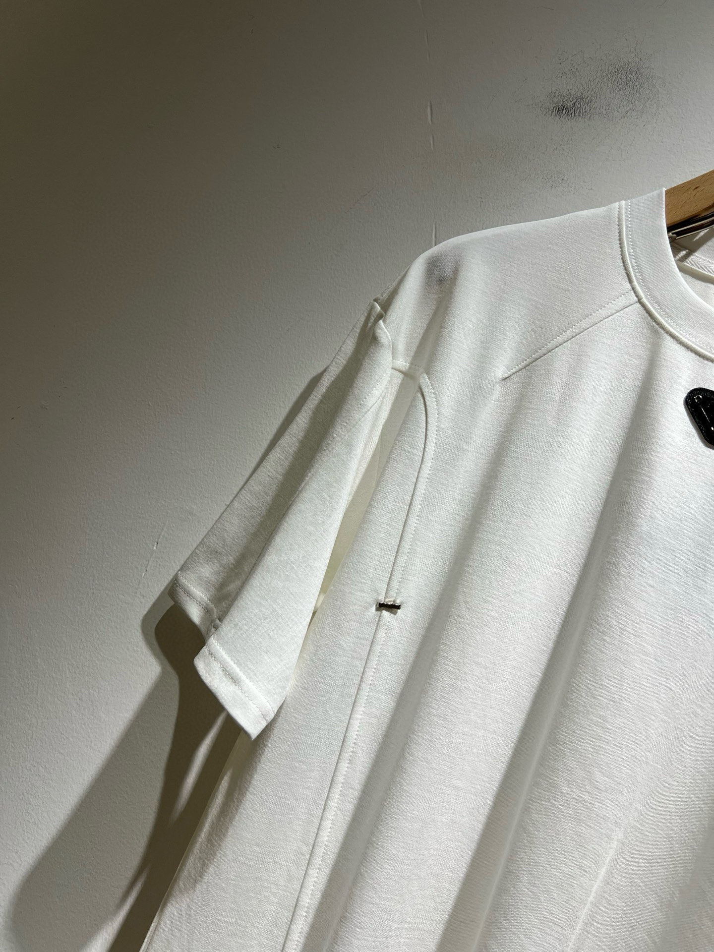 PRAD*A普*达2025春夏新款短袖T恤，最新款全网独家首上！！~既经典有时尚百搭，谁不爱啊，将经典再