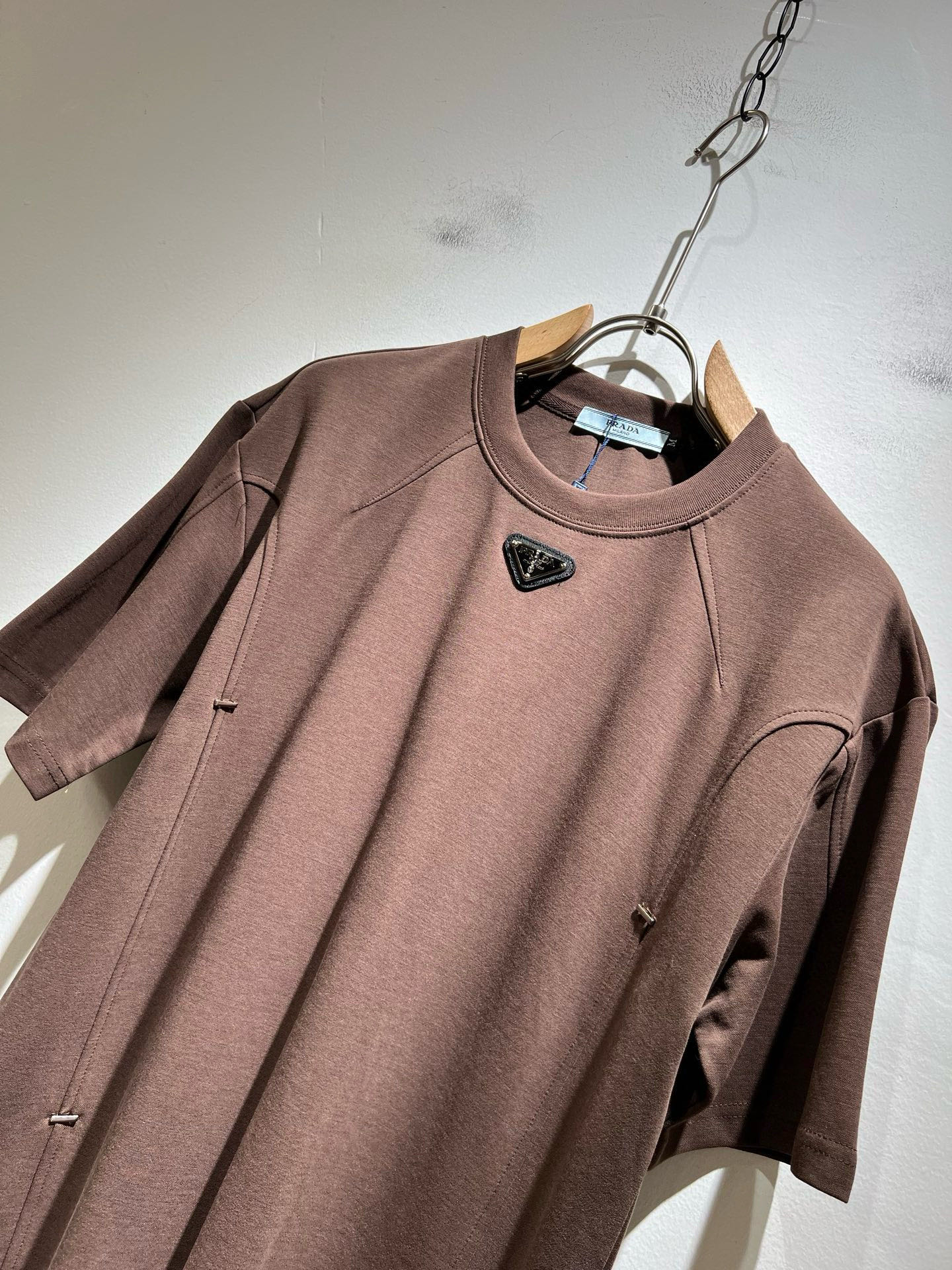 PRAD*A普*达2025春夏新款短袖T恤，最新款全网独家首上！！~既经典有时尚百搭，谁不爱啊，将经典再