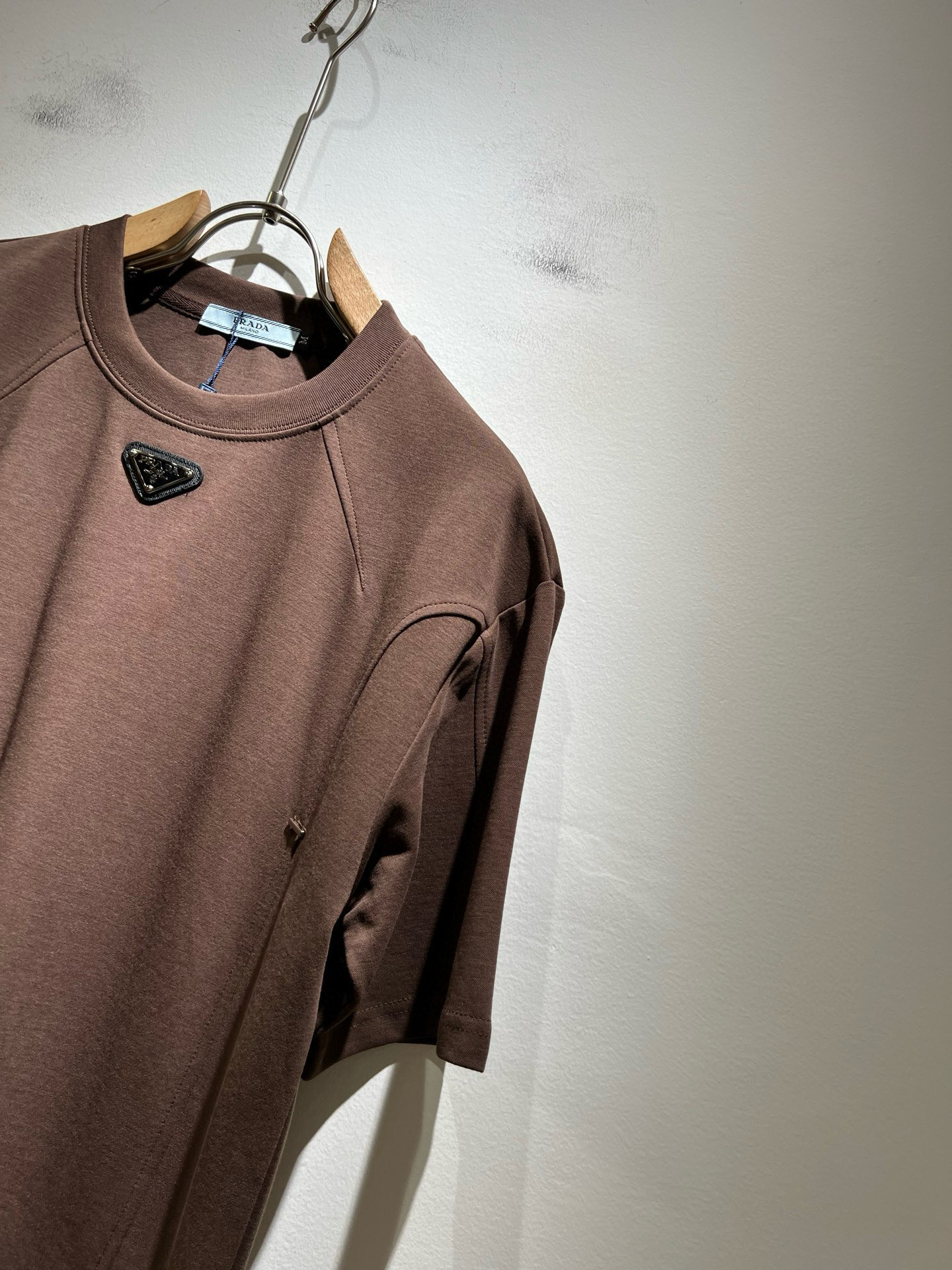 PRAD*A普*达2025春夏新款短袖T恤，最新款全网独家首上！！~既经典有时尚百搭，谁不爱啊，将经典再