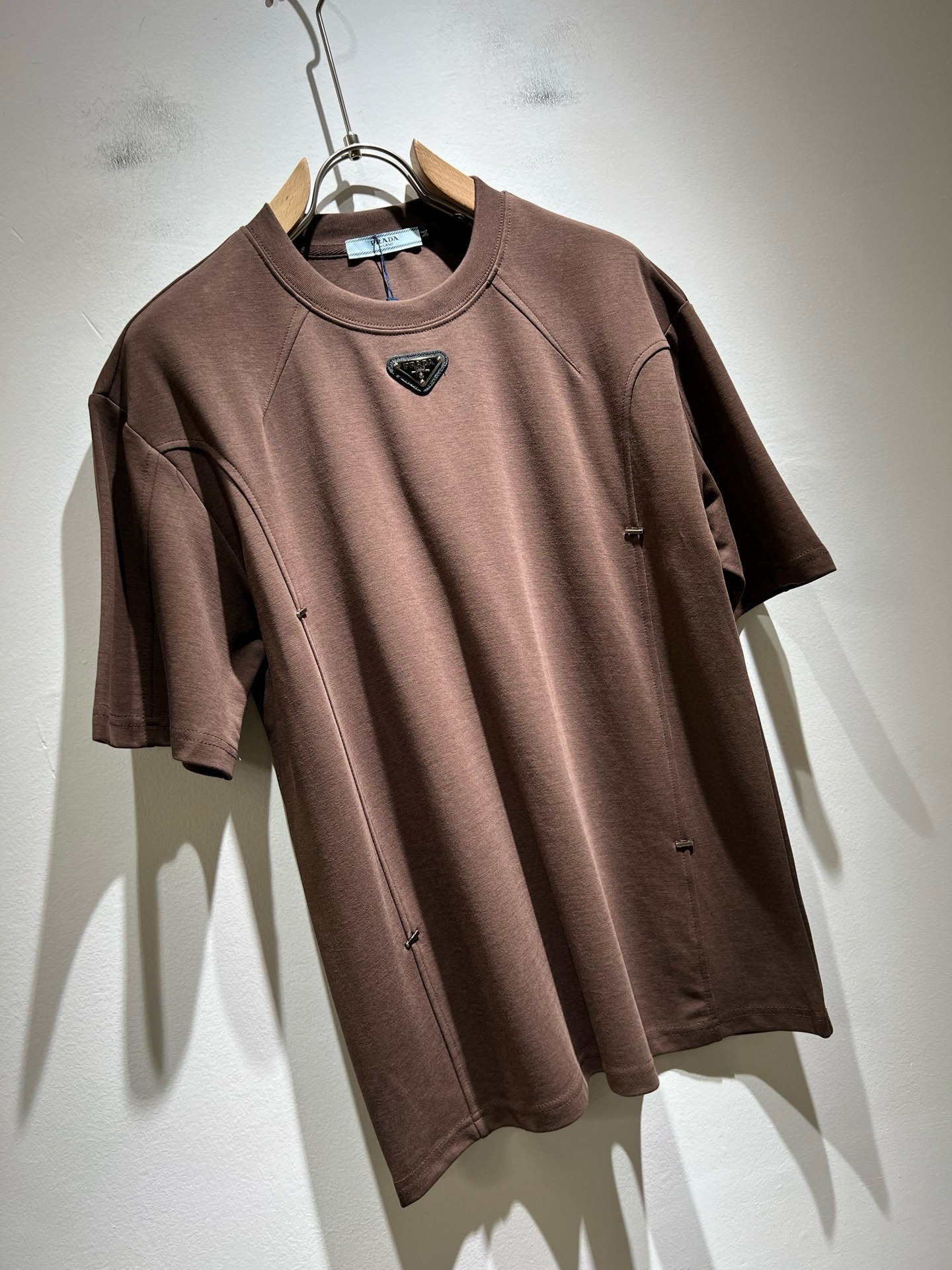 PRAD*A普*达2025春夏新款短袖T恤，最新款全网独家首上！！~既经典有时尚百搭，谁不爱啊，将经典再