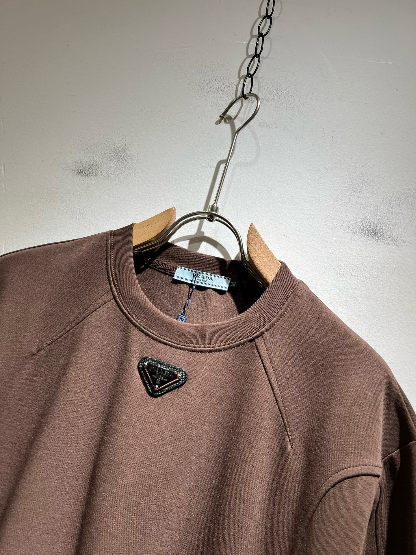 PRAD*A普*达2025春夏新款短袖T恤，最新款全网独家首上！！~既经典有时尚百搭，谁不爱啊，将经典再