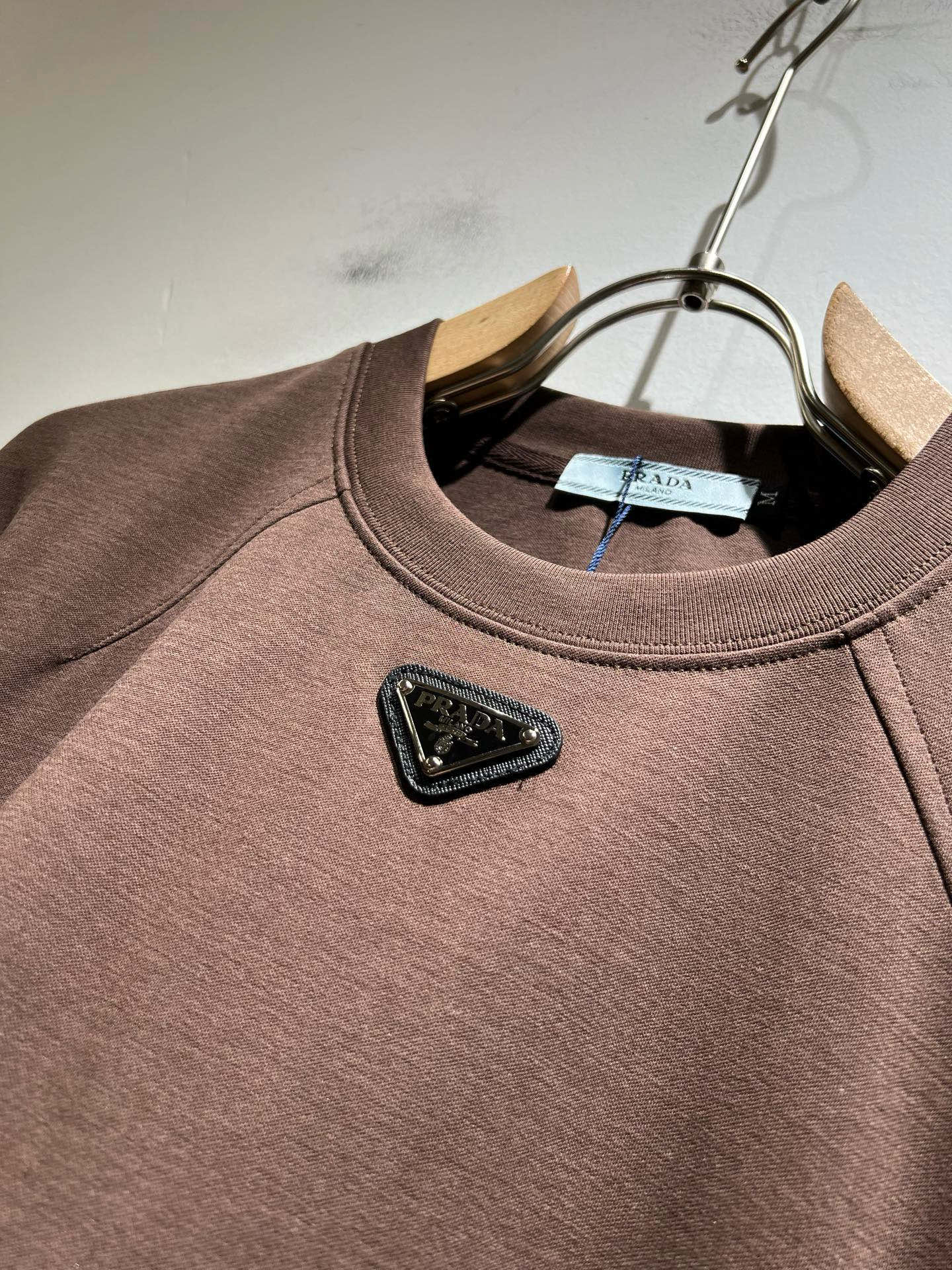 PRAD*A普*达2025春夏新款短袖T恤，最新款全网独家首上！！~既经典有时尚百搭，谁不爱啊，将经典再