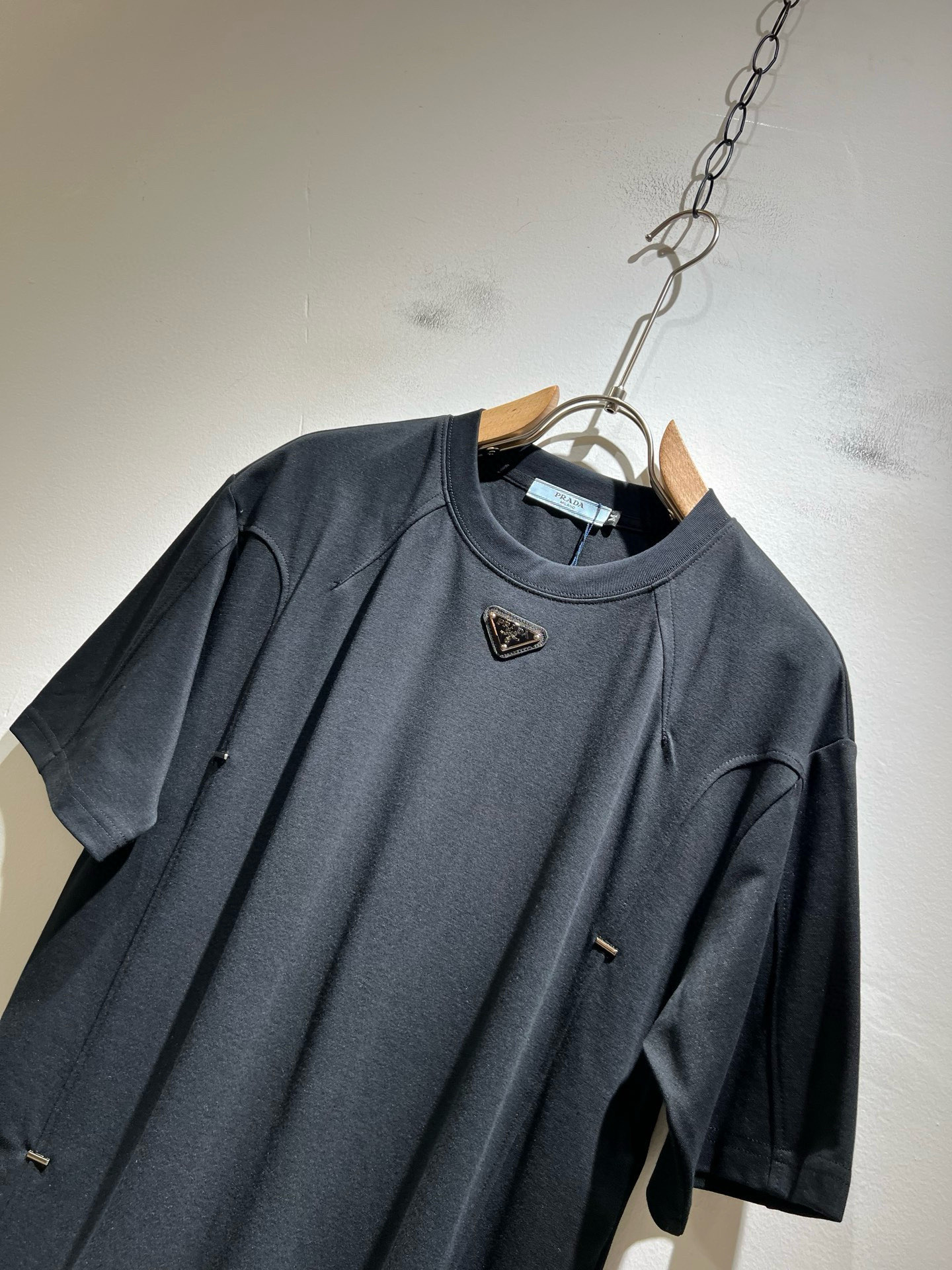 PRAD*A普*达2025春夏新款短袖T恤，最新款全网独家首上！！~既经典有时尚百搭，谁不爱啊，将经典再