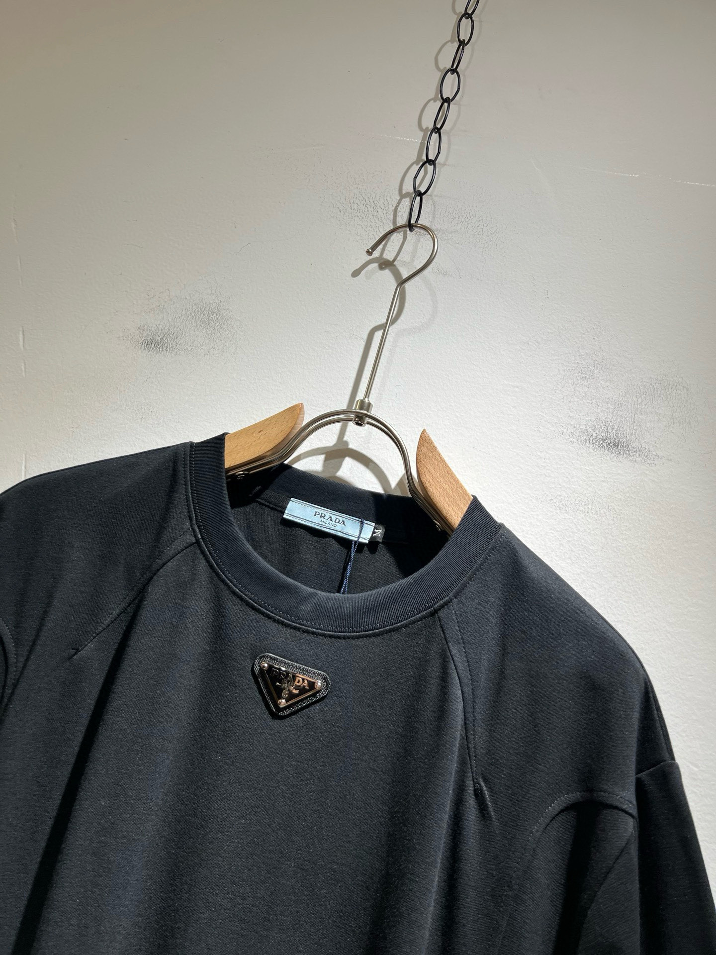 PRAD*A普*达2025春夏新款短袖T恤，最新款全网独家首上！！~既经典有时尚百搭，谁不爱啊，将经典再