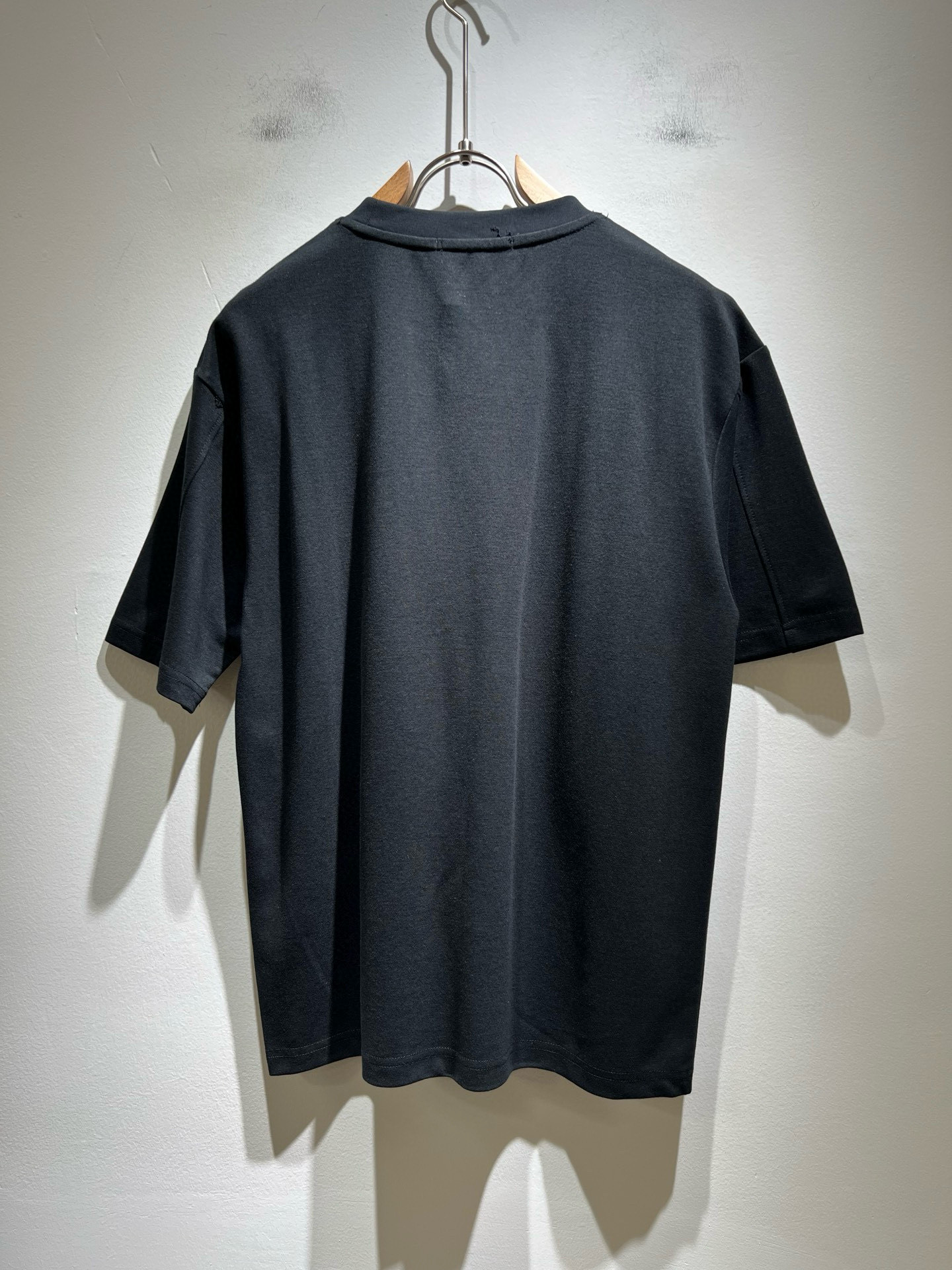 PRAD*A普*达2025春夏新款短袖T恤，最新款全网独家首上！！~既经典有时尚百搭，谁不爱啊，将经典再