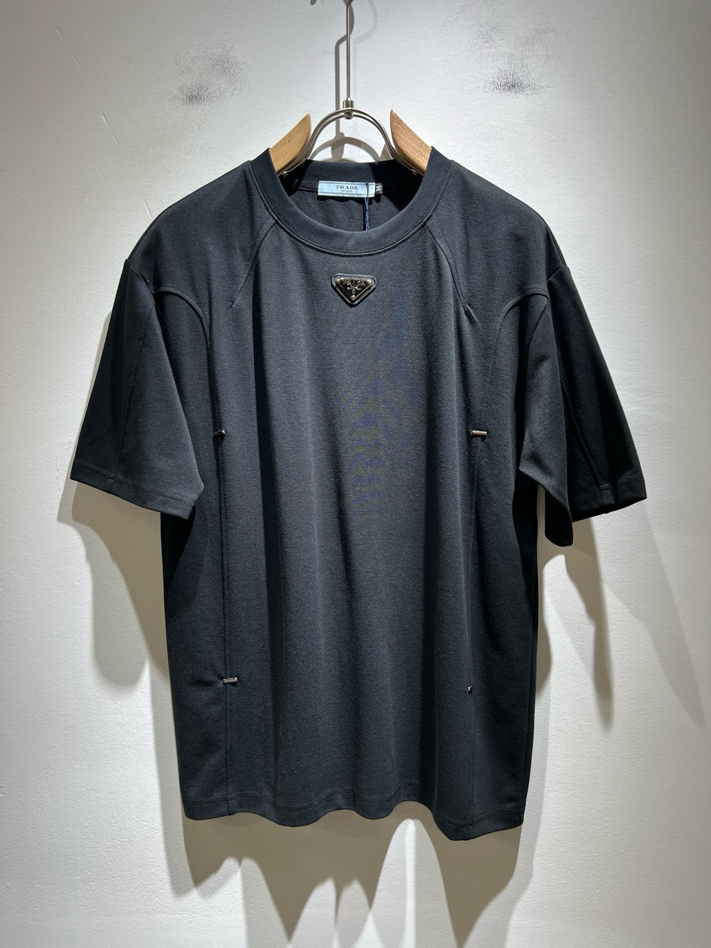 NO:519701,PRAD*A Pu*da 2025 spring and summer new short-sleeved T-shirt, the latest model is exclusively available on the entire network!  !  ~ It is classic and fashionable and versatile, who doesn’t like it? It will show the classic again. It is very pleasing to the eye and comes with a low luxury halo and recognition!  Pr*da's traditional brand concept and modern advanced technology are perfectly combined. Coupled with the extremely modern and simple design, the P-family exclusive logo pattern badge design!  Customized 100% imported pure cotton fabric!  The texture of this model is quite touching, the specifications and grades are known with tentacles. The degree of delicateness and breathability are top-notch!  Size M-4XL, prada, T-shirt,tees, t-shirt,alexander wang19860909PRAD*A普*达2025春夏新款短袖T恤,最新款全网独家首上！！~既经典有时尚百搭,谁不爱啊,将经典再次展现,非常的耐看,自带低奢光环与辨识度！Pr*da传统的品牌理念和现代化的先进技术进行了完美结合.加上极其现代摩登风范的简约设计,p家专属logo图案徽章设计！定制百分百进口纯棉面料！此款的质感相当感人 触手便知规格档次 细腻程度与透气效果堪称顶级！尺码M-4XL,,prada,T-shirt,tees，t-shirt,alexander wang,Men's clothing