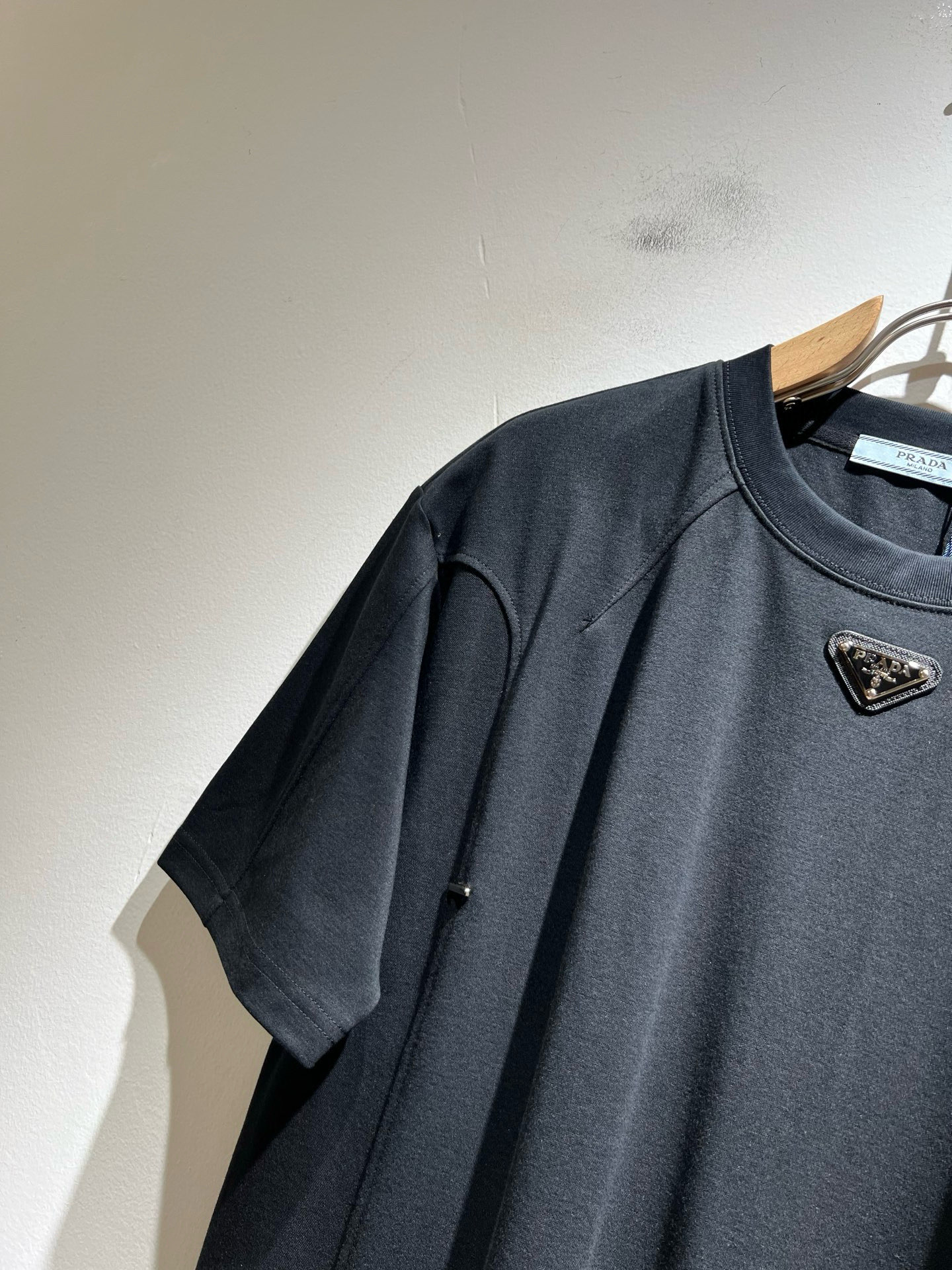 PRAD*A普*达2025春夏新款短袖T恤，最新款全网独家首上！！~既经典有时尚百搭，谁不爱啊，将经典再