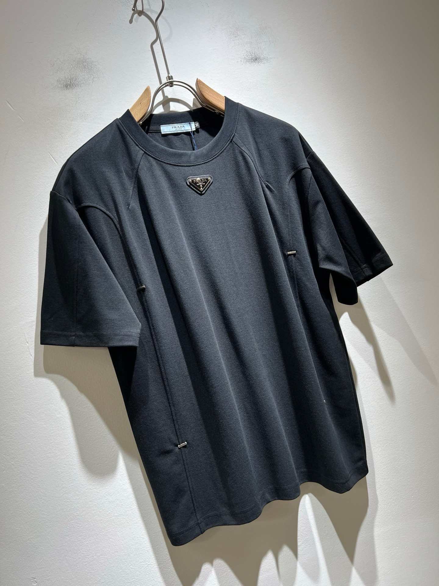 PRAD*A普*达2025春夏新款短袖T恤，最新款全网独家首上！！~既经典有时尚百搭，谁不爱啊，将经典再