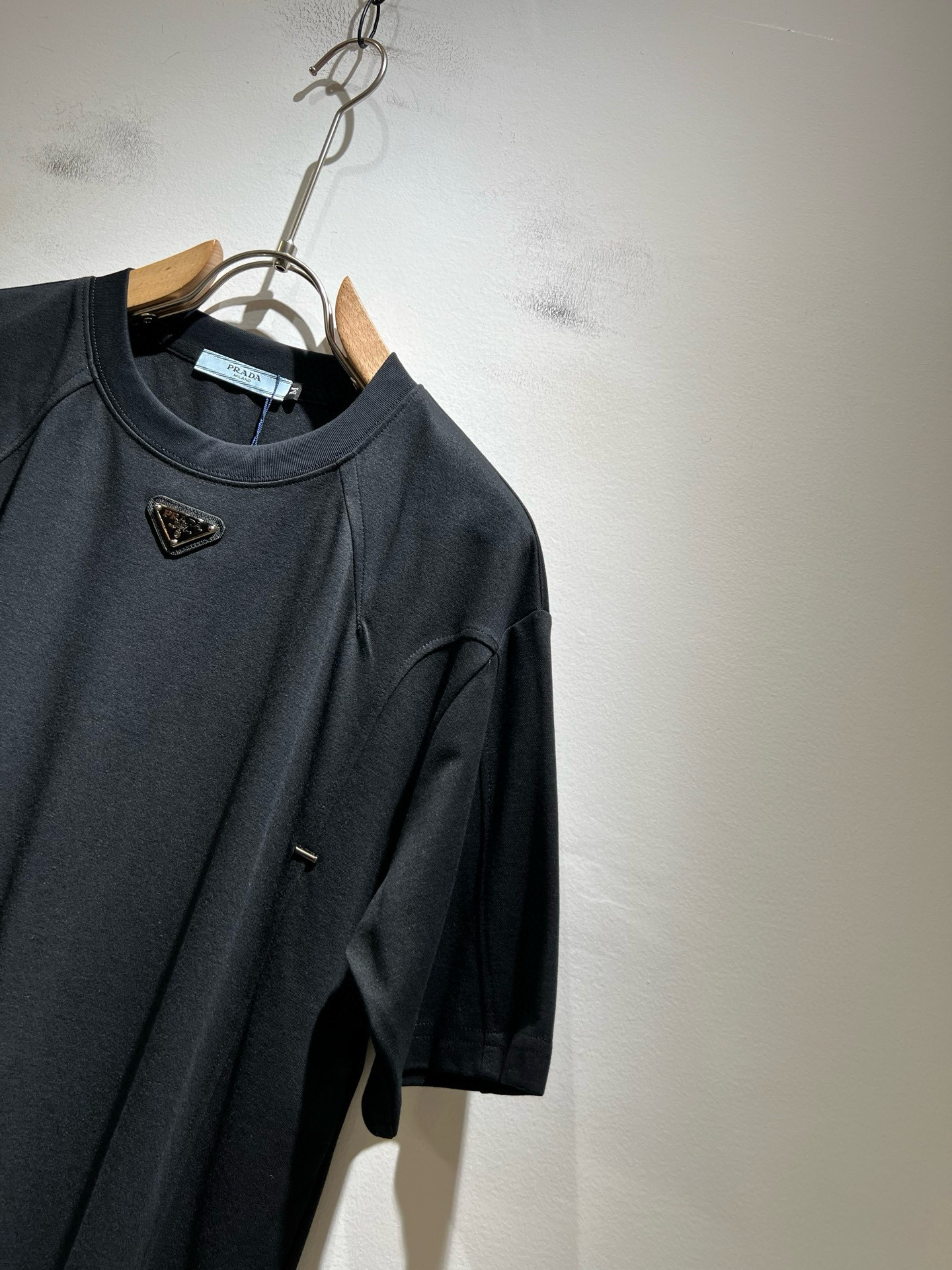 PRAD*A普*达2025春夏新款短袖T恤，最新款全网独家首上！！~既经典有时尚百搭，谁不爱啊，将经典再