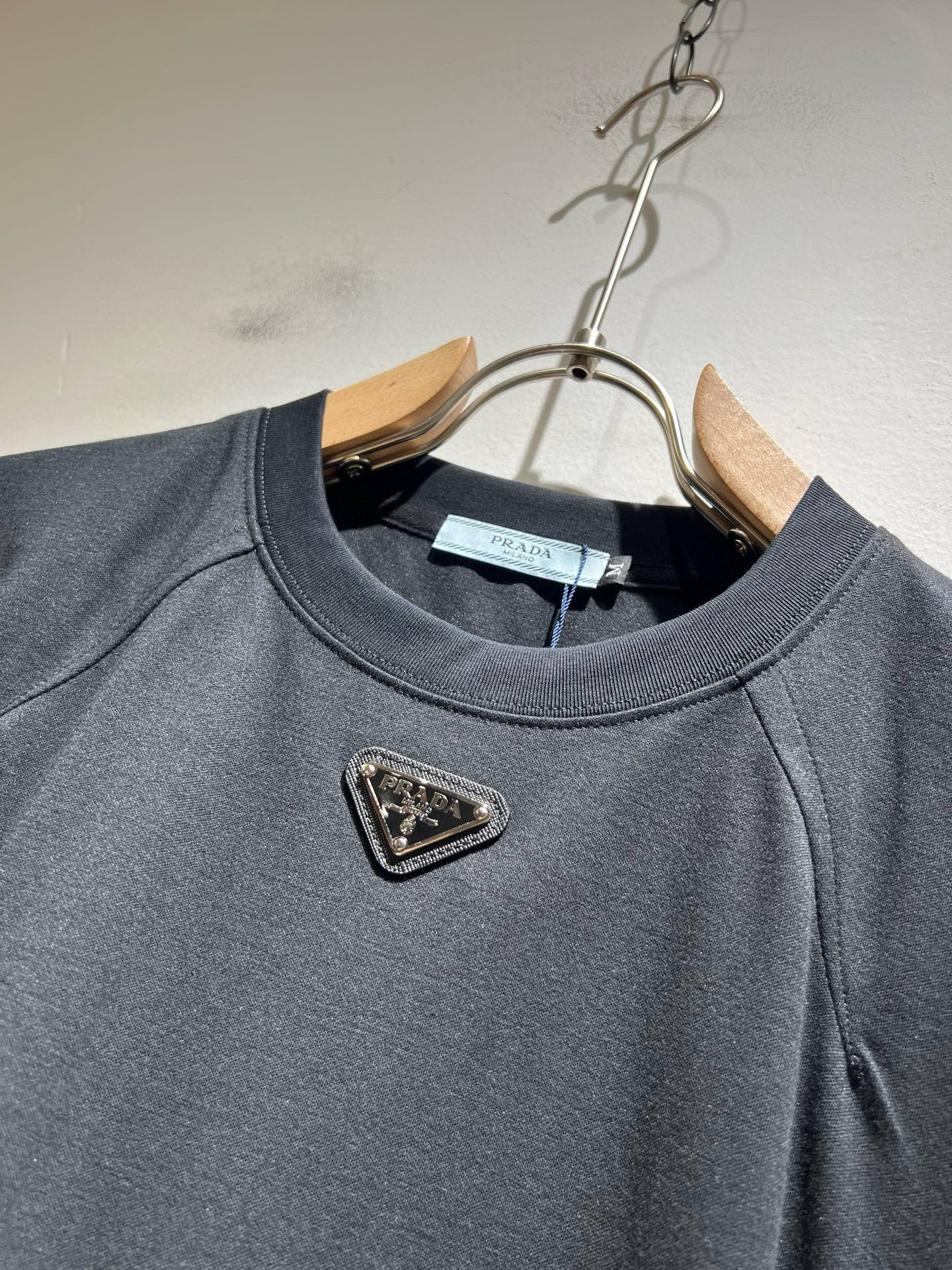 PRAD*A普*达2025春夏新款短袖T恤，最新款全网独家首上！！~既经典有时尚百搭，谁不爱啊，将经典再