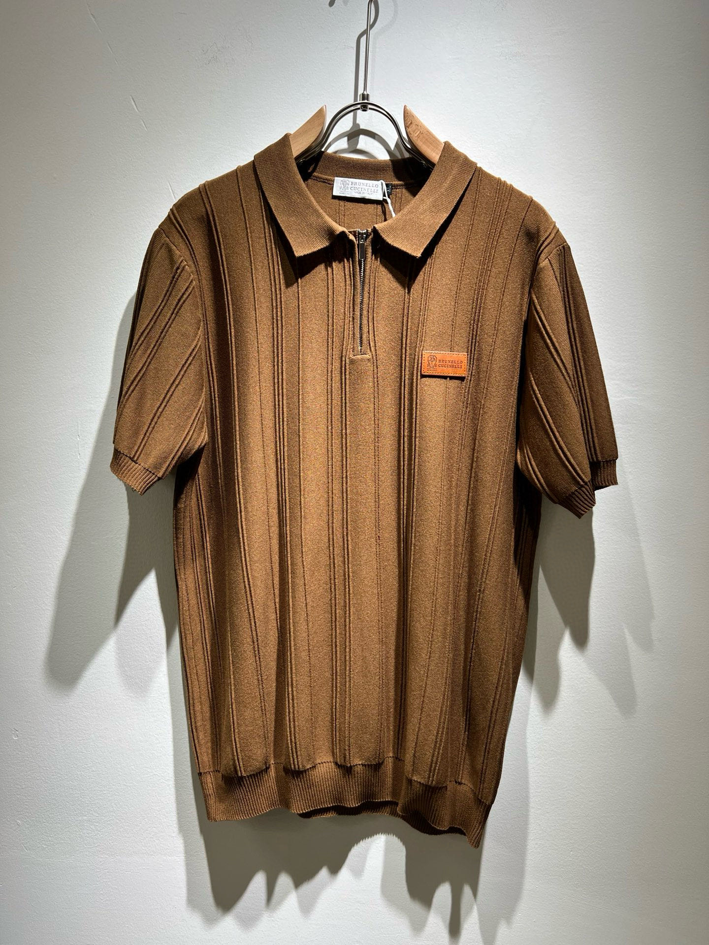 NO:519704,BC-Brunello Cucineli 2025 spring and summer new men's short-sleeved knitted Polo shirt, a fashionable and versatile item that many celebrities love to wear!  The LOGO leather on the chest is super beautiful. Friends who like classic and simple must not miss this one!  The calm and atmospheric brand style has always been favored by the upper class! It is also the best choice for fashionable items!  The upper body is so handsome, highly recommended!  !  !  In addition to its brand added value, the biggest attraction of this short sleeve is that this short sleeve has a high cost-effectiveness in terms of color and material!  Customized original exclusive knitted material design!  Environmentally friendly washing, customized fabrics, pre-shrinkage treatment to ensure a crisp style. The combed cotton fabric feels super soft and smooth and sweat-absorbing!  The wash water does not deform, the feel is comfortable and smooth, the upper body is soft and comfortable, the classic fashionable lapel design is simple and not complicated, and it is very pleasing to the eye!  Code number M-4XL, brunello cucinelli, T-shirt, alexander wang19860909BC-Brunello Cucineli 2025春夏新款男士短袖针织Polo衫,众多明星都爱穿的时尚百搭单品！胸前LOGO皮革超级好看,喜欢经典简约的朋友,一定不能错过了这款！沉稳大气的品牌风格一直以来备受上层人士的青睐!也是时尚单品的不二之选！ 上身帅到爆了,强烈推荐！！！这件短袖最大的吸引力除了他本身的品牌附加值,更加肯定的是这款短袖无论在颜色搭配还是材质上都有很高的性价比！ 定制原版专属针织材质设计！环保水洗,定制面料,预缩处理,确保版型的挺括,精梳棉面料手感超柔顺滑又吸汗！洗水不变形,手感舒适顺滑,上身柔和舒适,经典的时尚翻领设计,精简不繁,很是耐看！码数M-4XL,,brunello cucinelli,T-shirt,alexander wang,Men's clothing