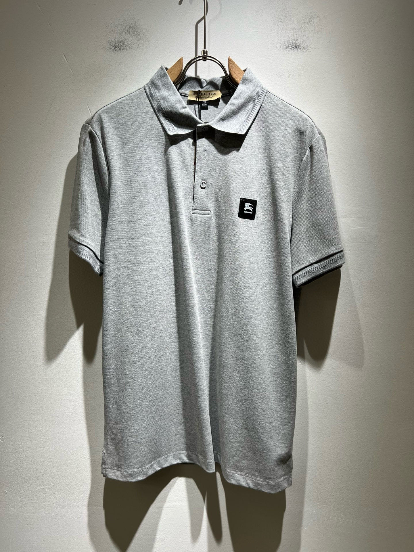 Bur*erry 巴*莉 2025春夏新款男士短袖Polo衫，品牌最新设计元素！既不单调也不复杂,恰到好