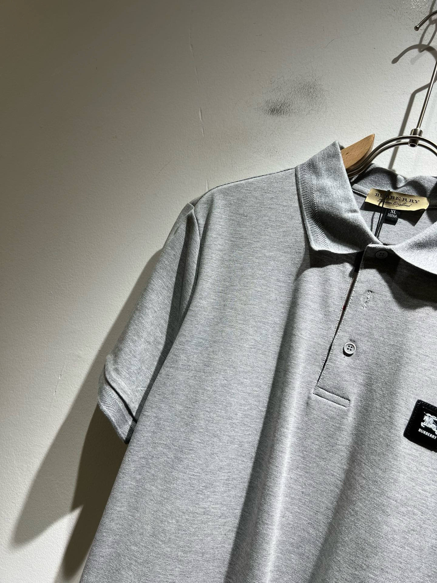 Bur*erry 巴*莉 2025春夏新款男士短袖Polo衫，品牌最新设计元素！既不单调也不复杂,恰到好