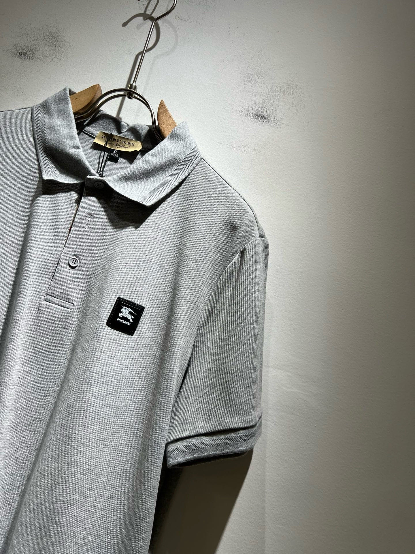 Bur*erry 巴*莉 2025春夏新款男士短袖Polo衫，品牌最新设计元素！既不单调也不复杂,恰到好