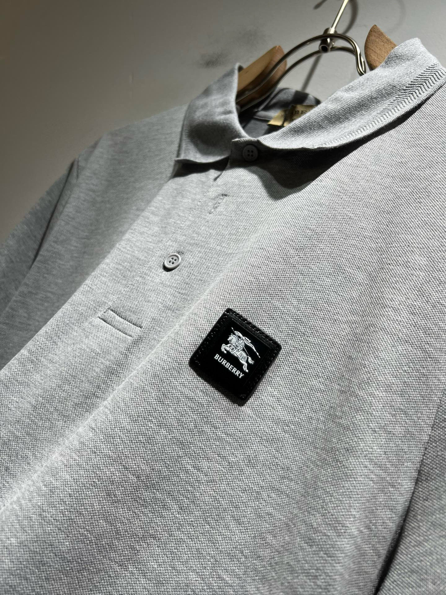 Bur*erry 巴*莉 2025春夏新款男士短袖Polo衫，品牌最新设计元素！既不单调也不复杂,恰到好