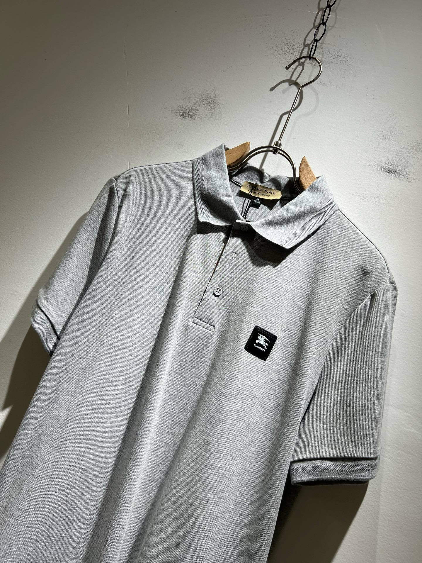 Bur*erry 巴*莉 2025春夏新款男士短袖Polo衫，品牌最新设计元素！既不单调也不复杂,恰到好