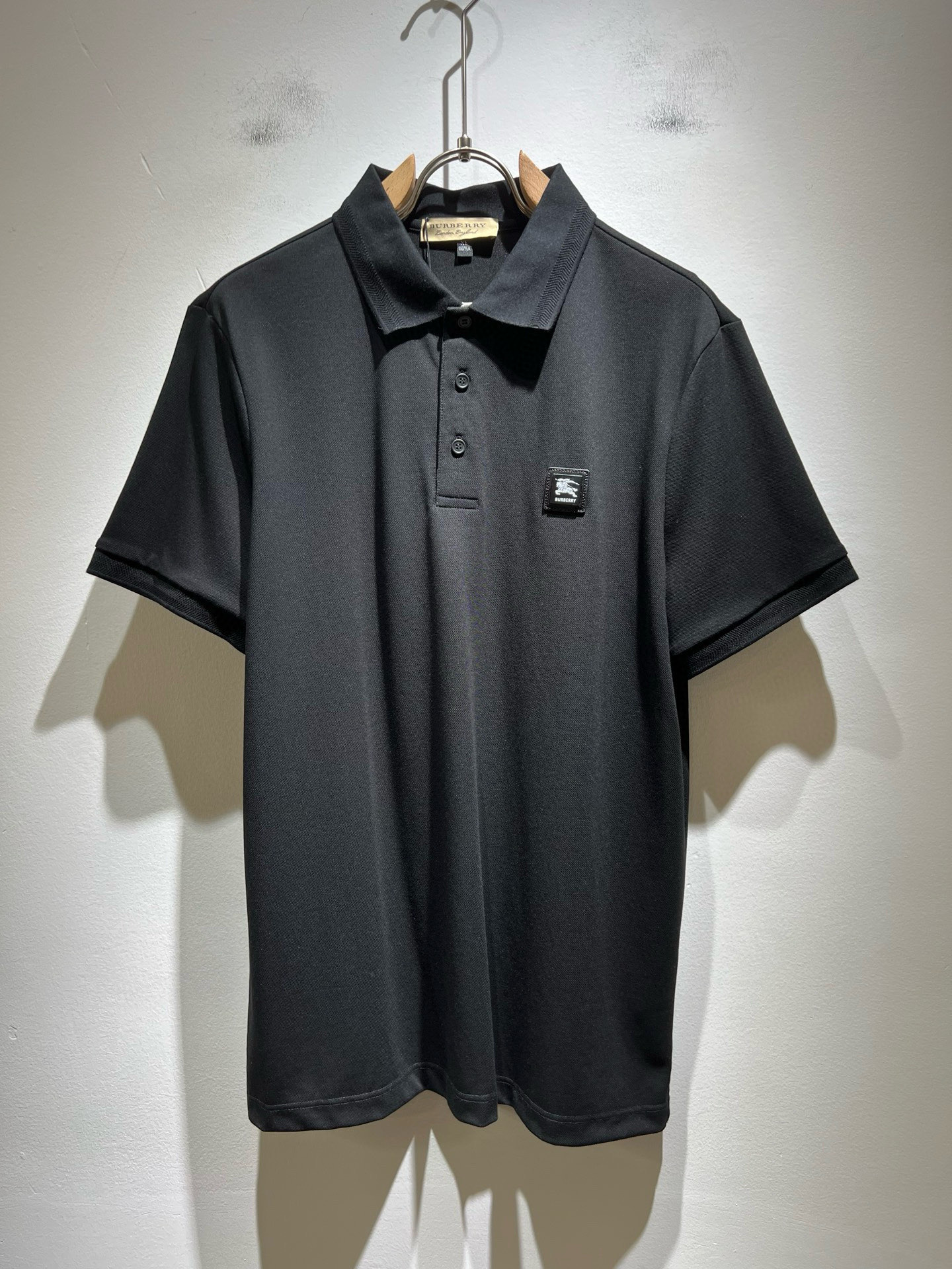 Bur*erry 巴*莉 2025春夏新款男士短袖Polo衫，品牌最新设计元素！既不单调也不复杂,恰到好