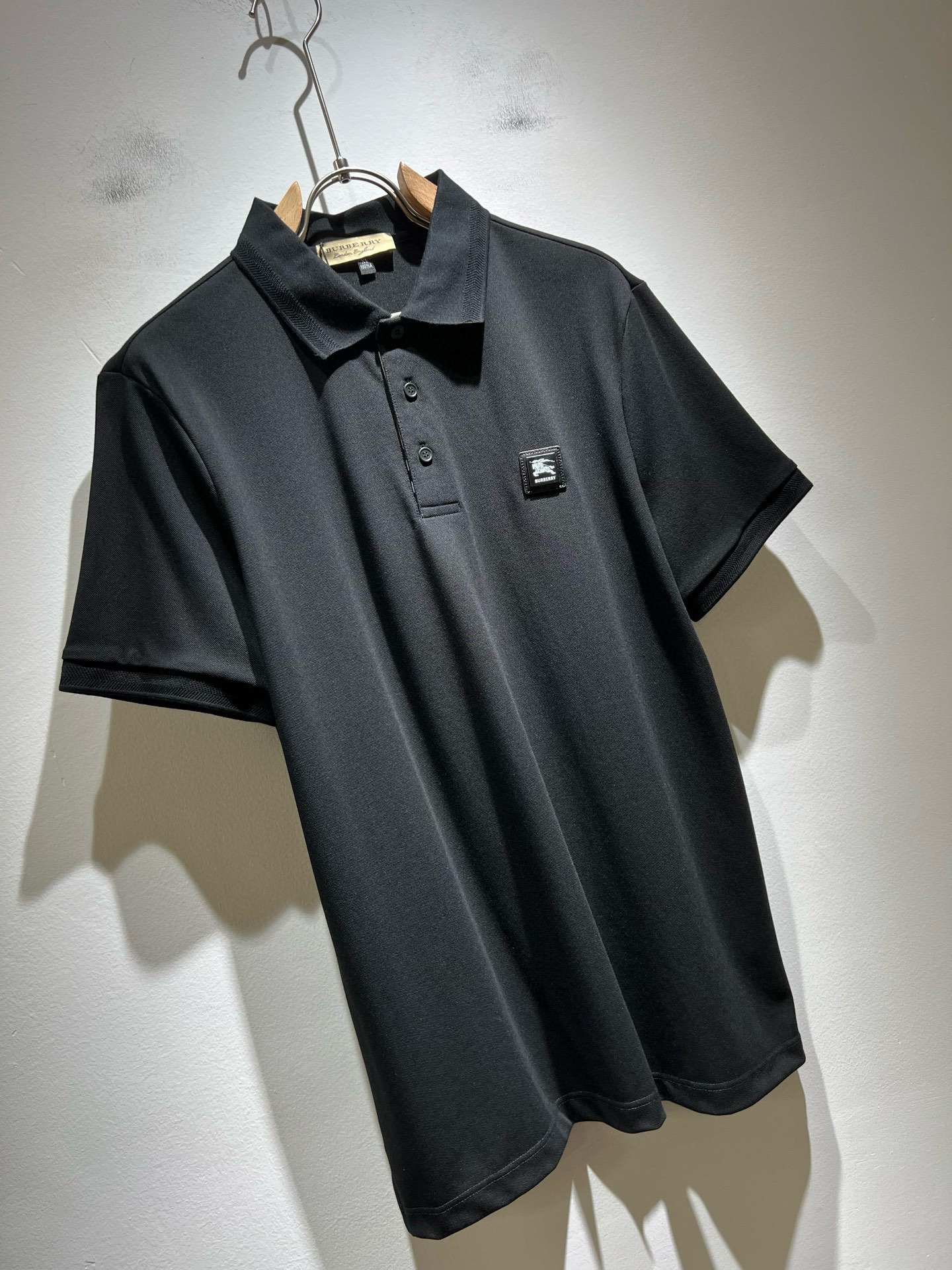 Bur*erry 巴*莉 2025春夏新款男士短袖Polo衫，品牌最新设计元素！既不单调也不复杂,恰到好
