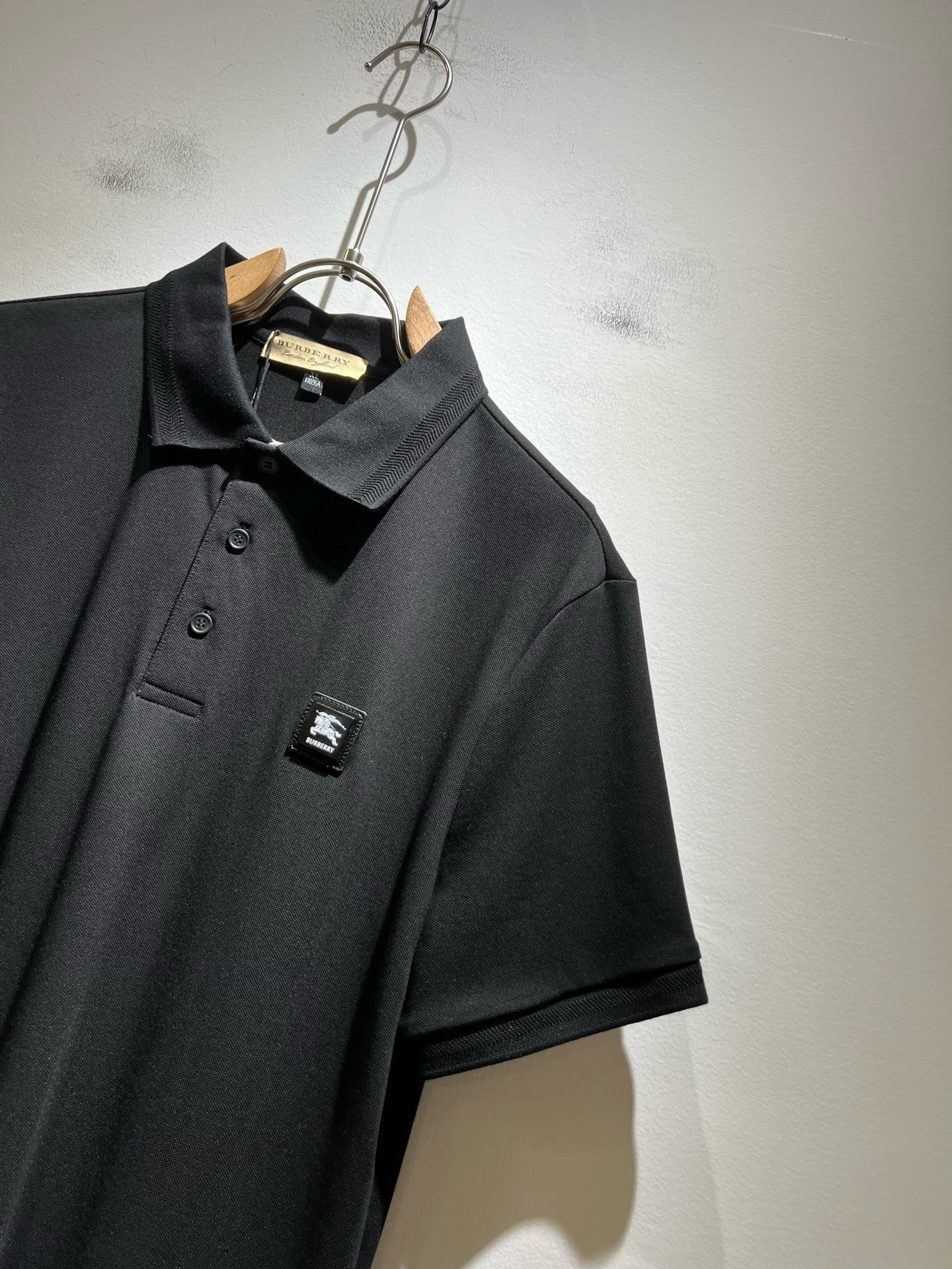 Bur*erry 巴*莉 2025春夏新款男士短袖Polo衫，品牌最新设计元素！既不单调也不复杂,恰到好