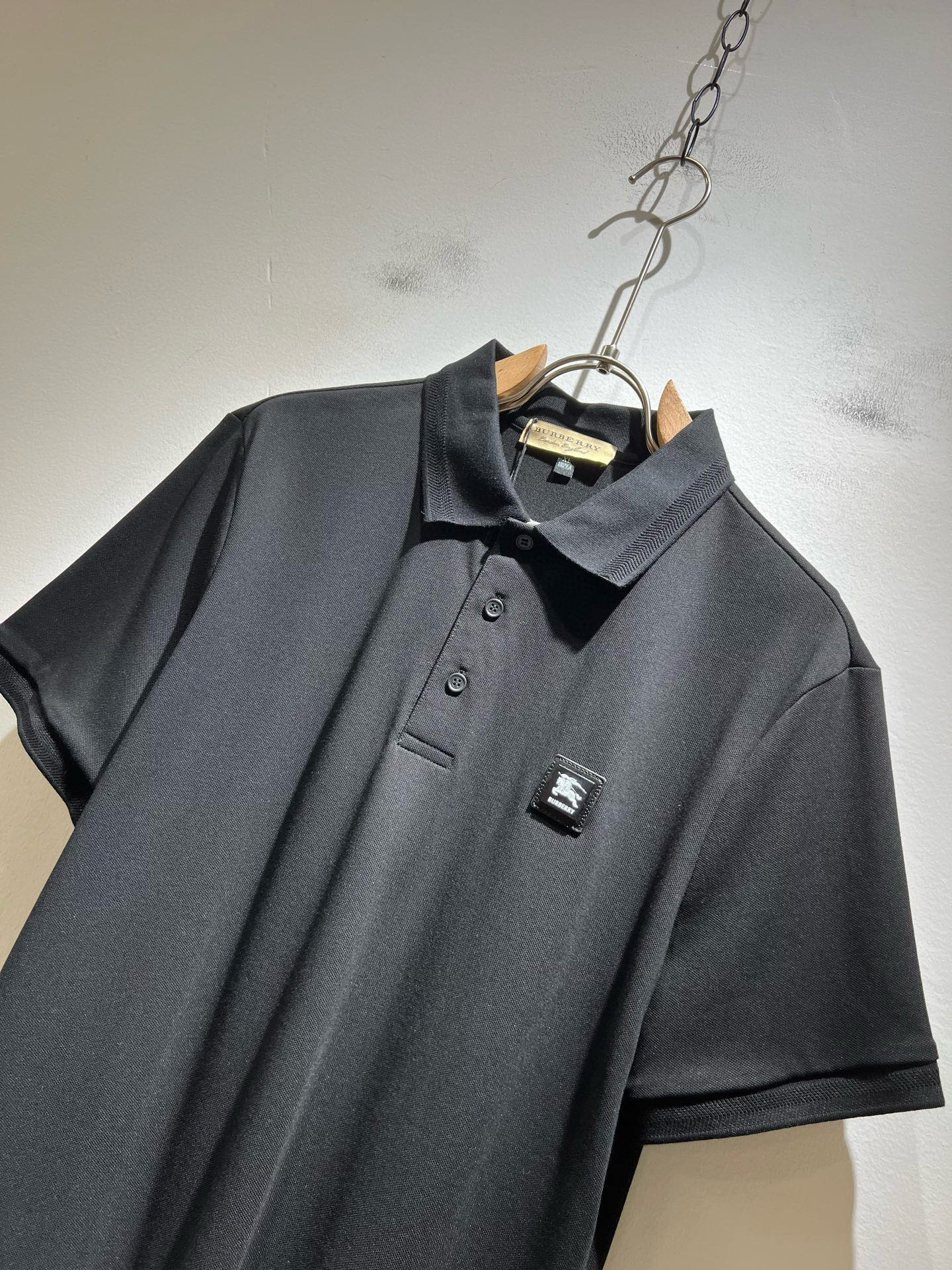 Bur*erry 巴*莉 2025春夏新款男士短袖Polo衫，品牌最新设计元素！既不单调也不复杂,恰到好