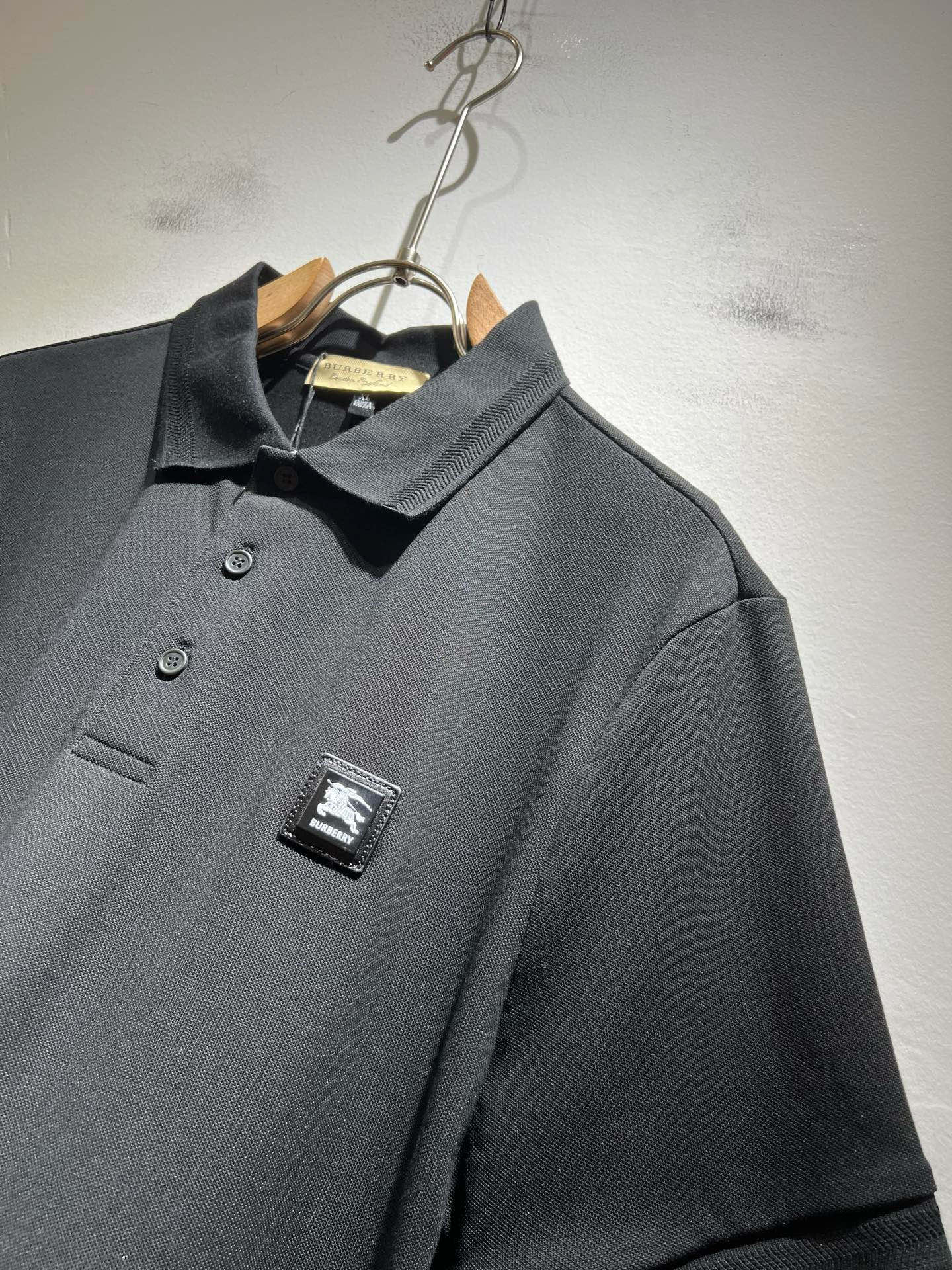 Bur*erry 巴*莉 2025春夏新款男士短袖Polo衫，品牌最新设计元素！既不单调也不复杂,恰到好