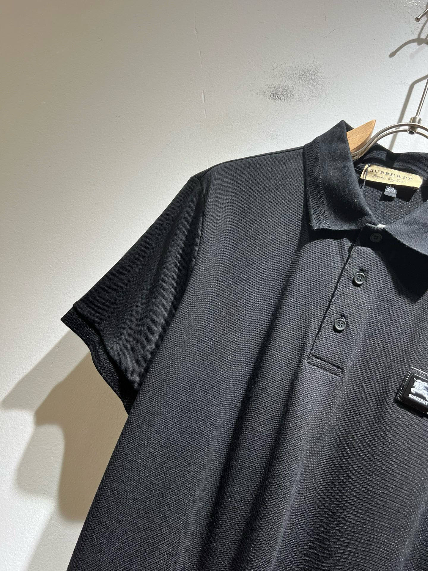 Bur*erry 巴*莉 2025春夏新款男士短袖Polo衫，品牌最新设计元素！既不单调也不复杂,恰到好